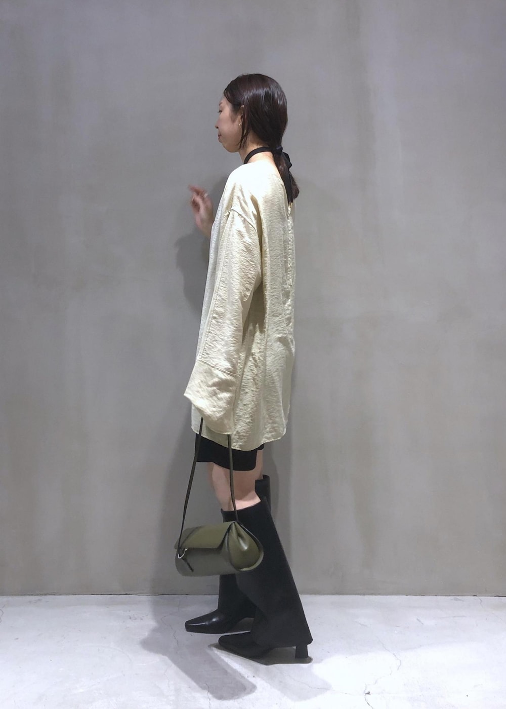 「カーキ、ロングブーツ、ADAM ET ROPÉ、ウェーブ、イエベ春、敏感、低身長、トップス、シャツ/ブラウス、パンツ、バッグ、ショルダーバッグ、シューズ、ブーツ、GAA24060」|「ADAM ET ROPE'の2WAYリネンロンTEEブラウス(シャツ/ブラウス、ベージュ系)」を使った、SHOKOさん(レディース・159cm)の秋コーディネートの4枚目の写真