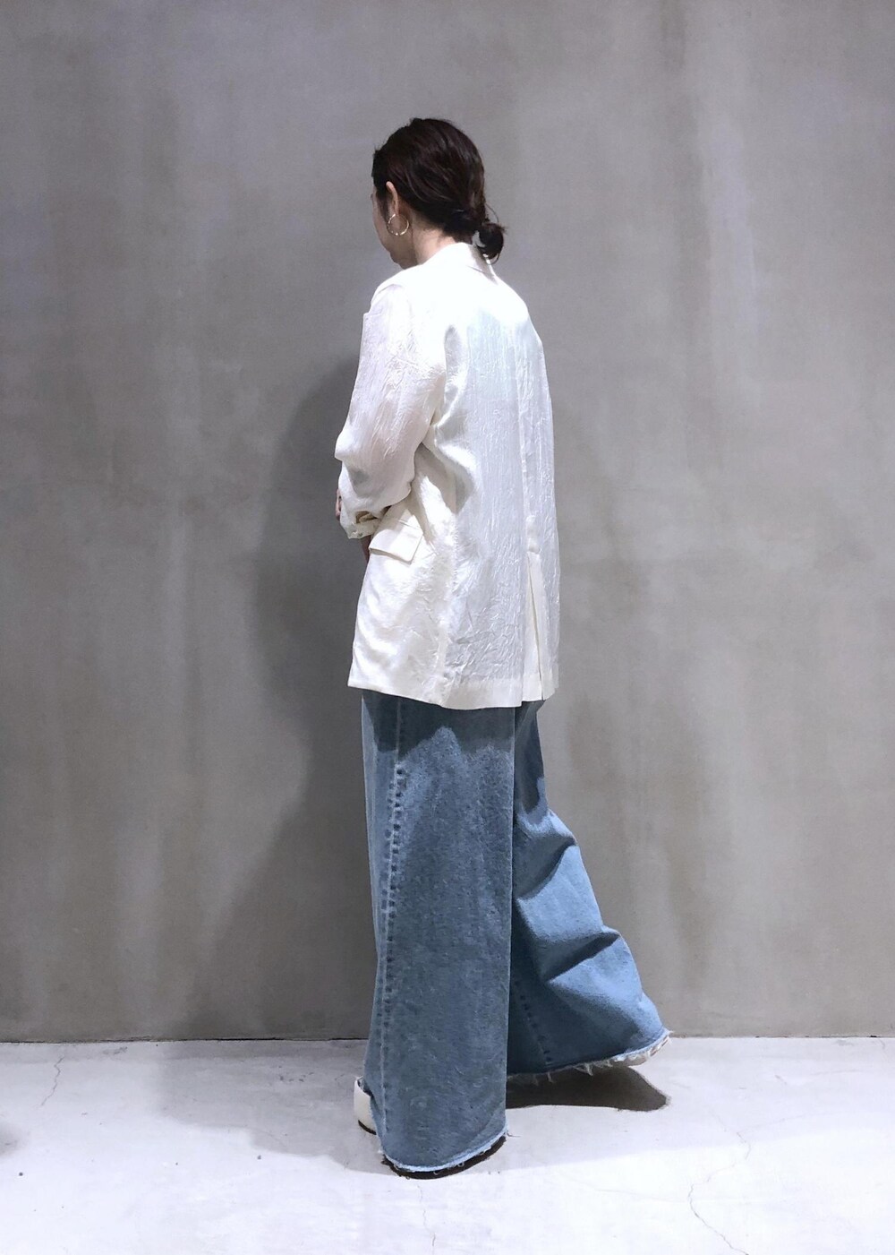 「baserange、ベースレンジ、デニム、PALOMA BARCELO、パロマ　バルセロ、ADAM ET ROPÉ、FEMME、骨格ウェーブ、イエベ、大人カジュアル、春、春コーデ、春ファッション、ペールカラー、洗える」｜「ADAM ET ROPE'の【サステナブル】ビンテージブライトテーラードジャケット（テーラードジャケット、ホワイト系）」を使った、SHOKOさん（レディース・159cm）の春コーディネートの3枚目の写真