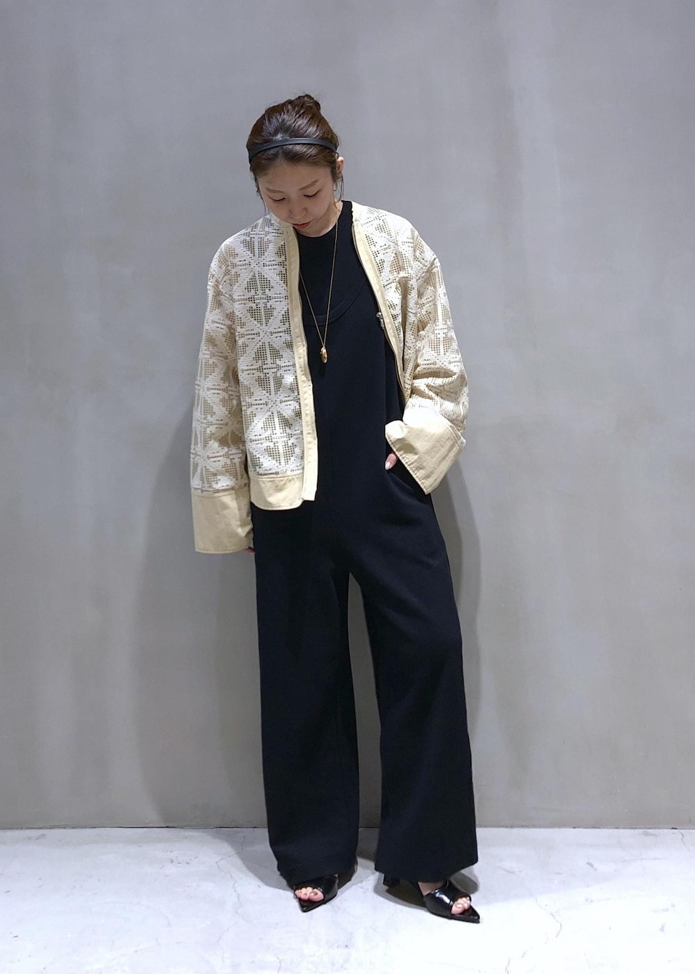 「おすすめ羽織、ADAM ET ROPÉ、ウェーブ、イエベ春、敏感、トップス、シャツ/ブラウス、オールインワン/サロペット、つなぎ/オールインワン、シューズ、サンダル、ヘアアクセサリー、カチューシャ、GAA05110、GAH05140」｜「ADAM ET ROPE'のスリムカチューシャ（カチューシャ、ブラック系）」を使った、SHOKOさん（レディース・159cm）の春コーディネートの2枚目の写真