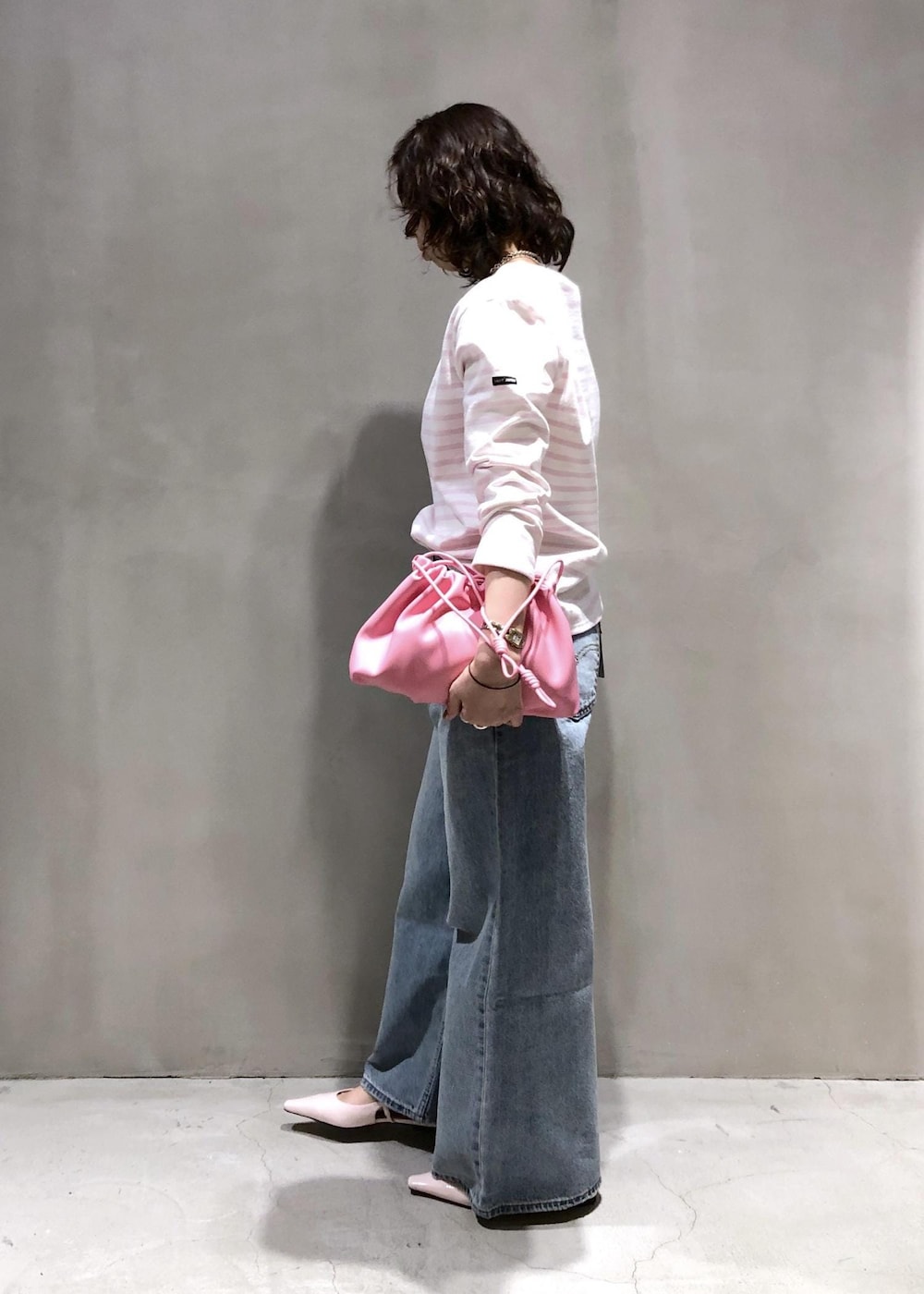 「SAINT JAMES、セントジェームス、BIOTOP、ビオトープ、別注、ピンク、ボーダー、LEVI'S、リーバイス、ADAM ET ROPÉ、FEMME、骨格ウェーブ、イエベ、カジュアル、大人カジュアル」｜「ADAM ET ROPE'のメリージェーンフラットミュール（その他シューズ、ピンク系）」を使った、SHOKOさん（レディース・159cm）の春コーディネートの3枚目の写真