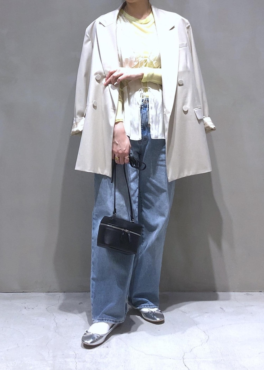 「ROLLA'S、ローラス、ADAM ET ROPÉ、ウェーブ、イエベ春、敏感、トップス、Tシャツ/カットソー、ベスト、ジャケット/アウター、テーラードジャケット、パンツ、デニムパンツ、バッグ、ショルダーバッグ」｜「ROLLA'Sの【ROLLA'S(ローラス)】ROLLA KATE BAGGY（デニムパンツ、ブルー系）」を使った、SHOKOさん（レディース・159cm）の春コーディネートの4枚目の写真