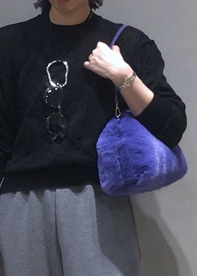 「AMENDA、アマンダ、ADAM ET ROPÉ、ウェーブ、イエベ春、敏感、低身長、トップス、ニット/セーター、パンツ、バッグ、ショルダーバッグ、シューズ、パンプス、EUM74000」｜「ADAM ET ROPE'のダブルリボンパンプス（パンプス、シルバー系）」を使った、SHOKOさん（レディース・159cm）の秋コーディネートの7枚目の写真