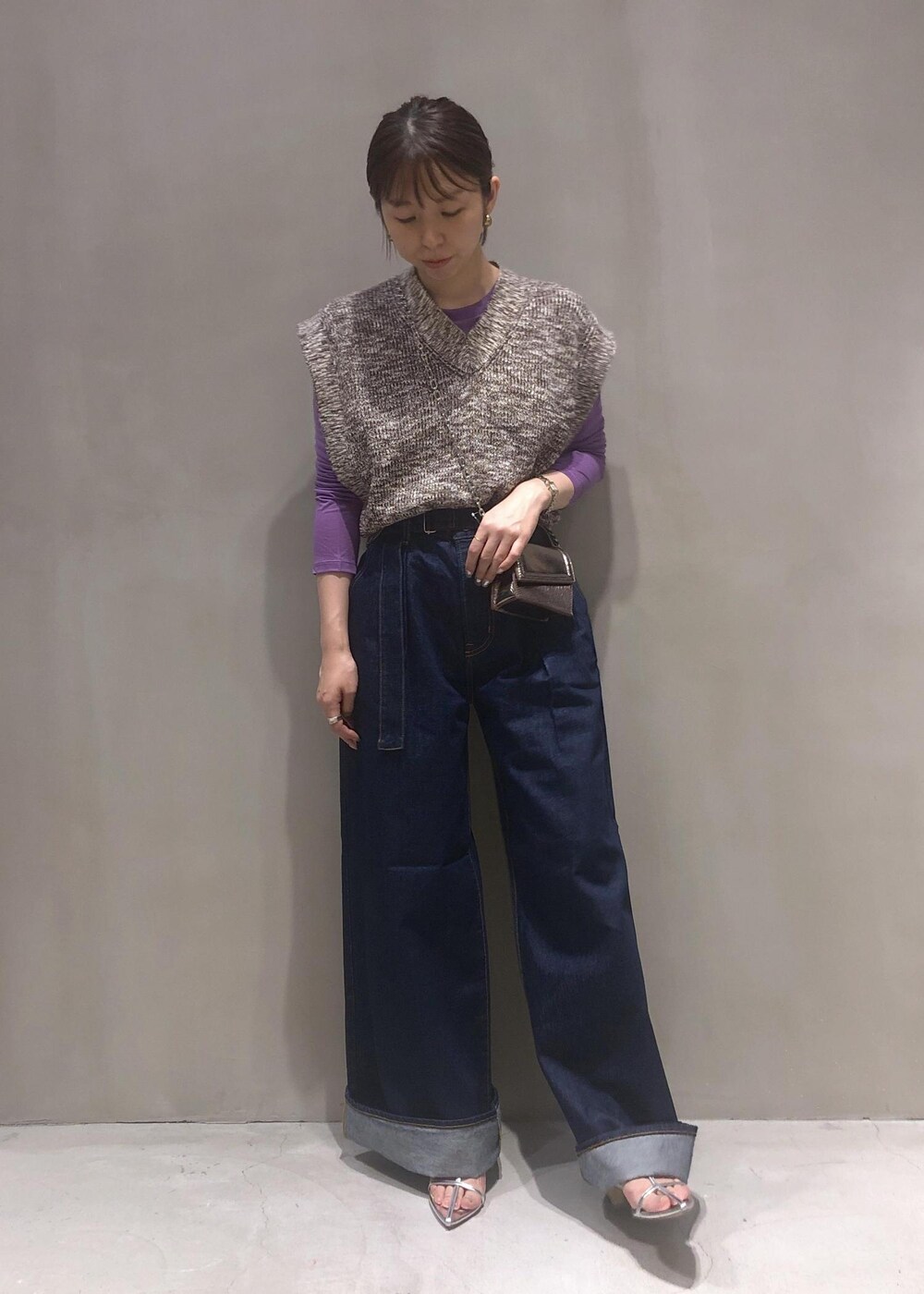 「メタリック、Baserange、ベースレンジ、NEEDBY、ニードバイ、ADAM ET ROPÉ、FEMME、骨格ウェーブ、イエベ、大人カジュアル、モード、秋、秋コーデ、23AW秋の新作、ニュアンスカラー」|「ADAM ET ROPE'の【サステナブル】ナロークロスストラップサンダル(サンダル、シルバー系)」を使った、SHOKOさん(レディース・159cm)の夏コーディネートの5枚目の写真