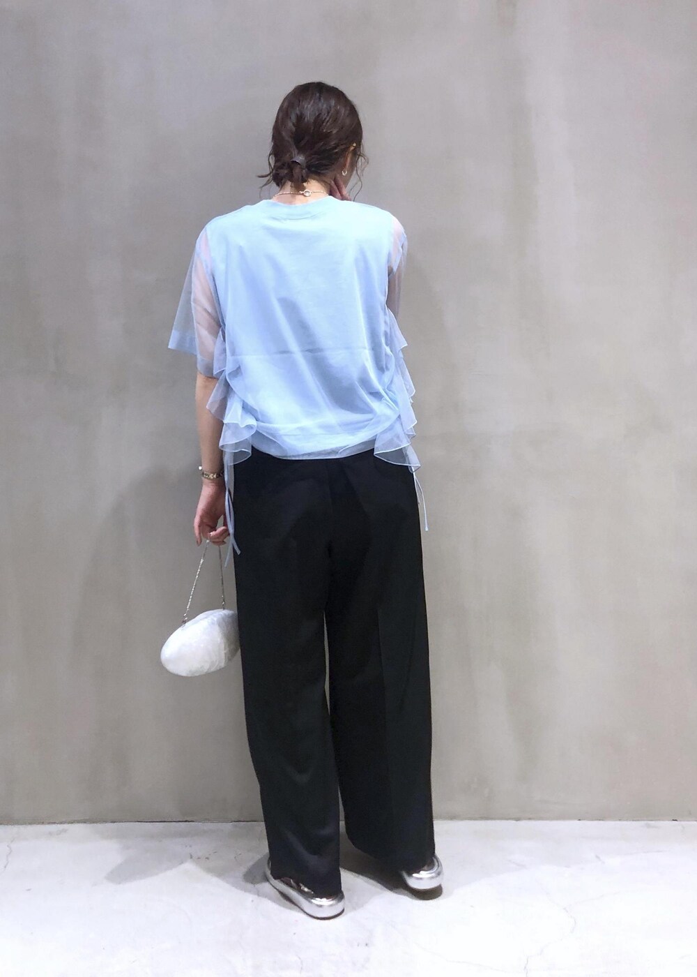 「スティーヌゴヤ、STINE GOYA、チュール、五分袖、24SS夏の新作、パンツ、サンダル、Tシャツ、カットソー、半袖、ADAM ET ROPÉ、FEMME、骨格ウェーブ、イエベ、大人カジュアル」｜「ADAM ET ROPE'の【環境配慮】ブライトツイルイージースラックス（スラックス、ブラック系）」を使った、SHOKOさん（レディース・159cm）の春コーディネートの3枚目の写真