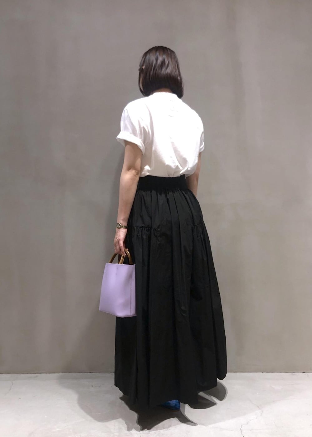 「アニエスベー、agnesb.、バレエシューズ、ADAM ET ROPÉ、FEMME、骨格ウェーブ、イエベ、大人カジュアル、モード、夏、夏ファッション、23SS夏の新作、Tシャツ、スカート」｜「agnes b.の【agnes b. pour ADAM ET ROPE'】PHOTO TEE（Tシャツ/カットソー、ホワイト系）」を使った、SHOKOさん（レディース・159cm）の夏コーディネートの3枚目の写真