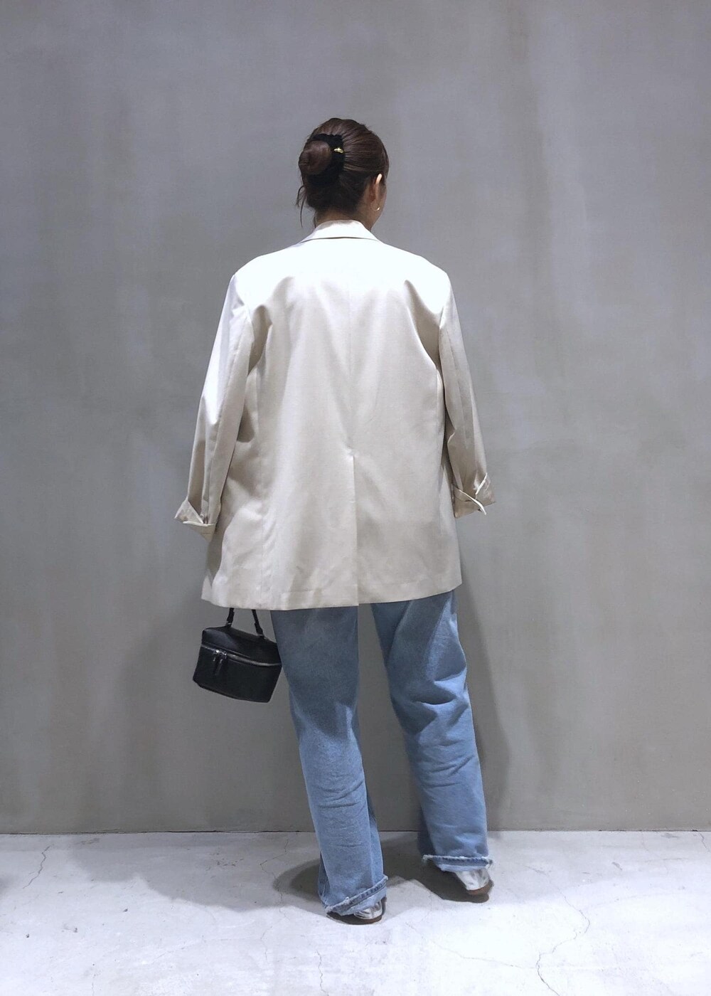 「ROLLA'S、ローラス、ADAM ET ROPÉ、ウェーブ、イエベ春、敏感、トップス、Tシャツ/カットソー、ベスト、ジャケット/アウター、テーラードジャケット、パンツ、デニムパンツ、バッグ、ショルダーバッグ」｜「ROLLA'Sの【ROLLA'S(ローラス)】ROLLA KATE BAGGY（デニムパンツ、ブルー系）」を使った、SHOKOさん（レディース・159cm）の春コーディネートの3枚目の写真