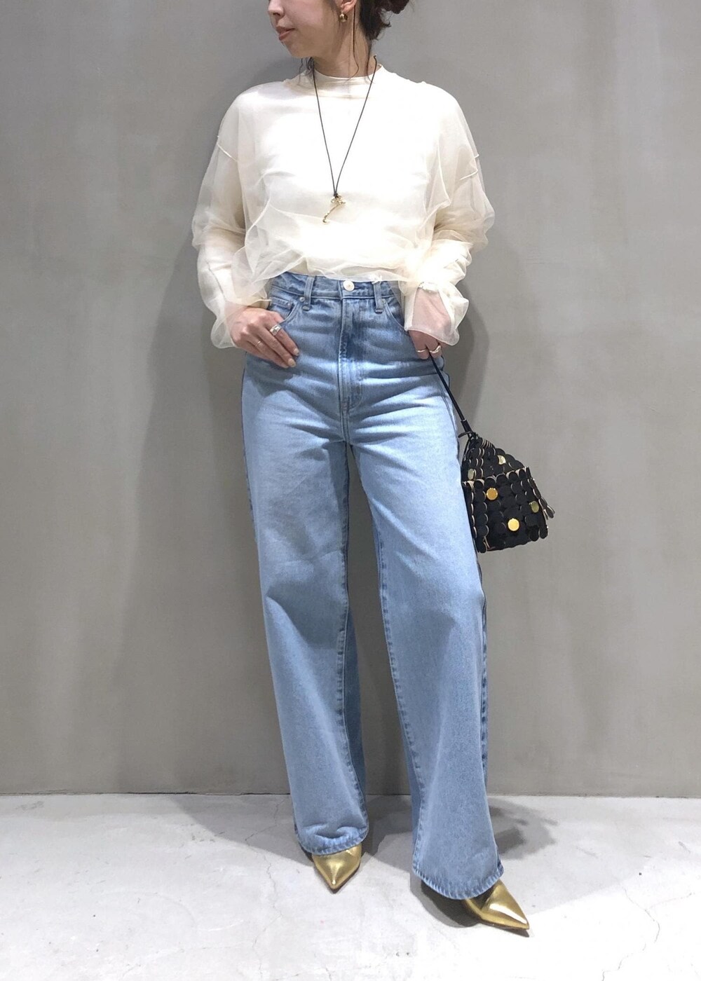 「24SS春の新作、チュール、デニム、NEEDBY、ニードバイ、ショルダーバッグ、ADAM ET ROPÉ、FEMME、骨格ウェーブ、イエベ、きれいめカジュアル、大人カジュアル、フェミニン、春、春コーデ」|「ADAM ET ROPE'の【逸品・サステナブル】チュールプルオーバー(Tシャツ/カットソー、ホワイト系)」を使った、SHOKOさん(レディース・159cm)の冬コーディネートの5枚目の写真