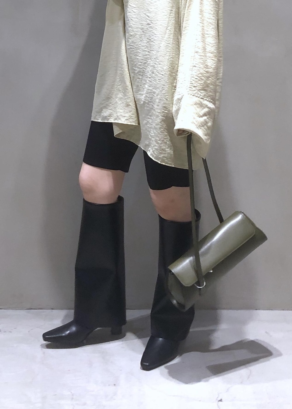 「カーキ、ロングブーツ、ADAM ET ROPÉ、ウェーブ、イエベ春、敏感、低身長、トップス、シャツ/ブラウス、パンツ、バッグ、ショルダーバッグ、シューズ、ブーツ、GAA24060」|「ADAM ET ROPE'の2WAYリネンロンTEEブラウス(シャツ/ブラウス、ベージュ系)」を使った、SHOKOさん(レディース・159cm)の秋コーディネートの7枚目の写真