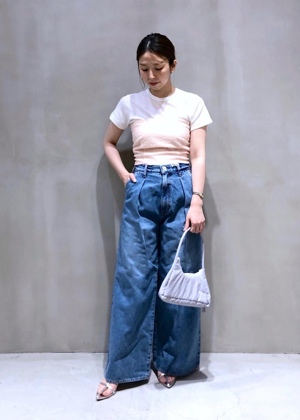 「kokyo、コキヨ、BLOSSOM、ブロッサム、miller、ミラー、24SS春の新作、24SS夏の新作、スパンコール、別注、ビスチェ、パンツ、ADAM ET ROPÉ、FEMME、骨格ウェーブ」｜「ADAM ET ROPE'の【サステナブル】ナロークロスストラップサンダル（サンダル、シルバー系）」を使った、SHOKOさん（レディース・159cm）の春コーディネートの2枚目の写真