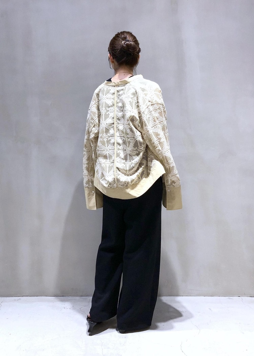 「おすすめ羽織、ADAM ET ROPÉ、ウェーブ、イエベ春、敏感、トップス、シャツ/ブラウス、オールインワン/サロペット、つなぎ/オールインワン、シューズ、サンダル、ヘアアクセサリー、カチューシャ、GAA05110、GAH05140」｜「ADAM ET ROPE'のスリムカチューシャ（カチューシャ、ブラック系）」を使った、SHOKOさん（レディース・159cm）の春コーディネートの4枚目の写真