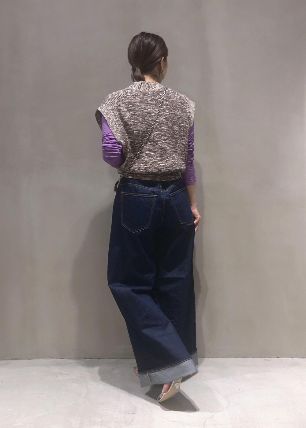 「メタリック、Baserange、ベースレンジ、NEEDBY、ニードバイ、ADAM ET ROPÉ、FEMME、骨格ウェーブ、イエベ、大人カジュアル、モード、秋、秋コーデ、23AW秋の新作、ニュアンスカラー」|「ADAM ET ROPE'の【サステナブル】ナロークロスストラップサンダル(サンダル、シルバー系)」を使った、SHOKOさん(レディース・159cm)の夏コーディネートの4枚目の写真