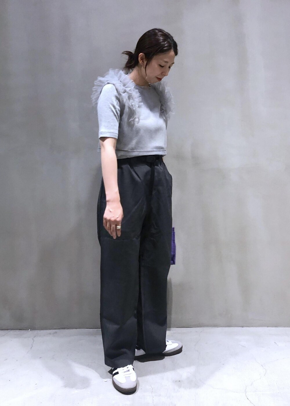 「チュール、adidas、アディダス、SAMBA、サンバ、グラミチ、GRAMiCCi、別注、グレー、Tシャツ、クルーネック、五分袖、初夏コーデ、夏コーデ、初秋コーデ」｜「Gramicciの【再入荷】【GRAMICCI for ADAM ET ROPE】別注2WAY STRETCH  PANTS（その他パンツ、グレー系）」を使った、SHOKOさん（レディース・159cm）の夏コーディネートの3枚目の写真