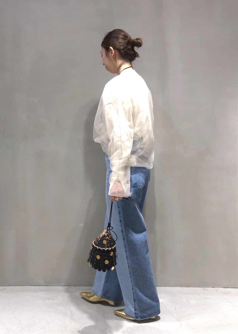 「24SS春の新作、チュール、デニム、NEEDBY、ニードバイ、ショルダーバッグ、ADAM ET ROPÉ、FEMME、骨格ウェーブ、イエベ、きれいめカジュアル、大人カジュアル、フェミニン、春、春コーデ」|「ADAM ET ROPE'の【逸品・サステナブル】チュールプルオーバー(Tシャツ/カットソー、ホワイト系)」を使った、SHOKOさん(レディース・159cm)の冬コーディネートの2枚目の写真