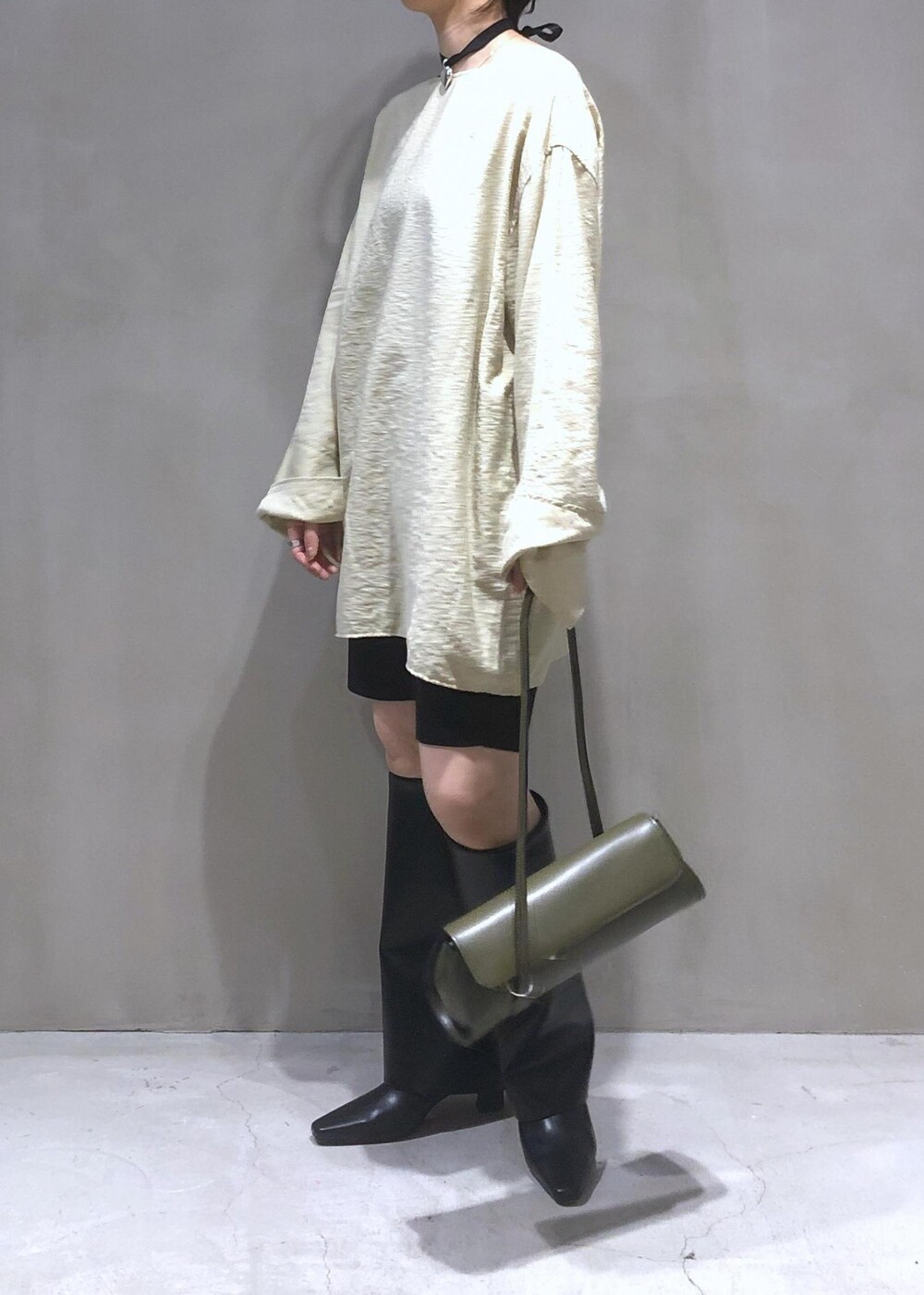 「カーキ、ロングブーツ、ADAM ET ROPÉ、ウェーブ、イエベ春、敏感、低身長、トップス、シャツ/ブラウス、パンツ、バッグ、ショルダーバッグ、シューズ、ブーツ、GAA24060」|「ADAM ET ROPE'の2WAYリネンロンTEEブラウス(シャツ/ブラウス、ベージュ系)」を使った、SHOKOさん(レディース・159cm)の秋コーディネートの5枚目の写真