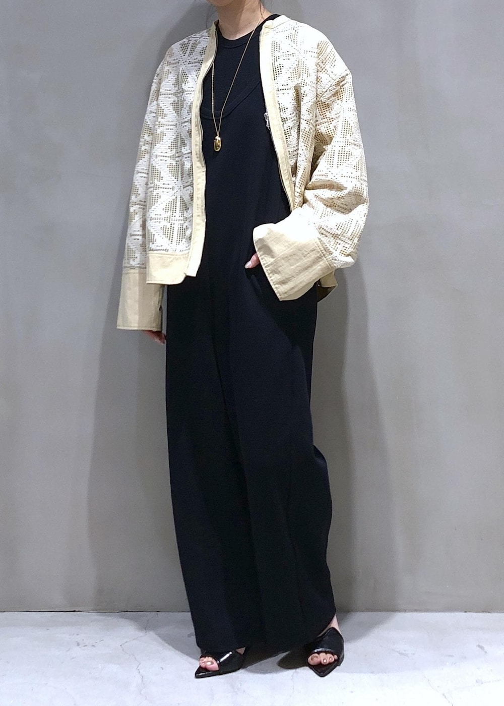 「おすすめ羽織、ADAM ET ROPÉ、ウェーブ、イエベ春、敏感、トップス、シャツ/ブラウス、オールインワン/サロペット、つなぎ/オールインワン、シューズ、サンダル、ヘアアクセサリー、カチューシャ、GAA05110、GAH05140」｜「ADAM ET ROPE'のスリムカチューシャ（カチューシャ、ブラック系）」を使った、SHOKOさん（レディース・159cm）の春コーディネートの6枚目の写真