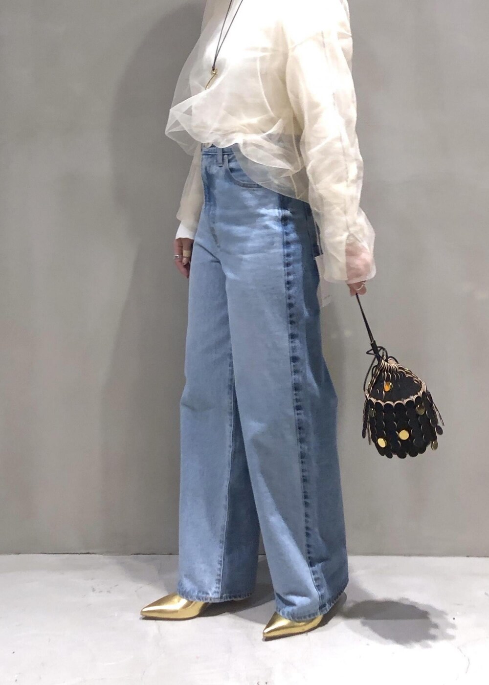 「24SS春の新作、チュール、デニム、NEEDBY、ニードバイ、ショルダーバッグ、ADAM ET ROPÉ、FEMME、骨格ウェーブ、イエベ、きれいめカジュアル、大人カジュアル、フェミニン、春、春コーデ」|「ADAM ET ROPE'の【逸品・サステナブル】チュールプルオーバー(Tシャツ/カットソー、ホワイト系)」を使った、SHOKOさん(レディース・159cm)の冬コーディネートの4枚目の写真