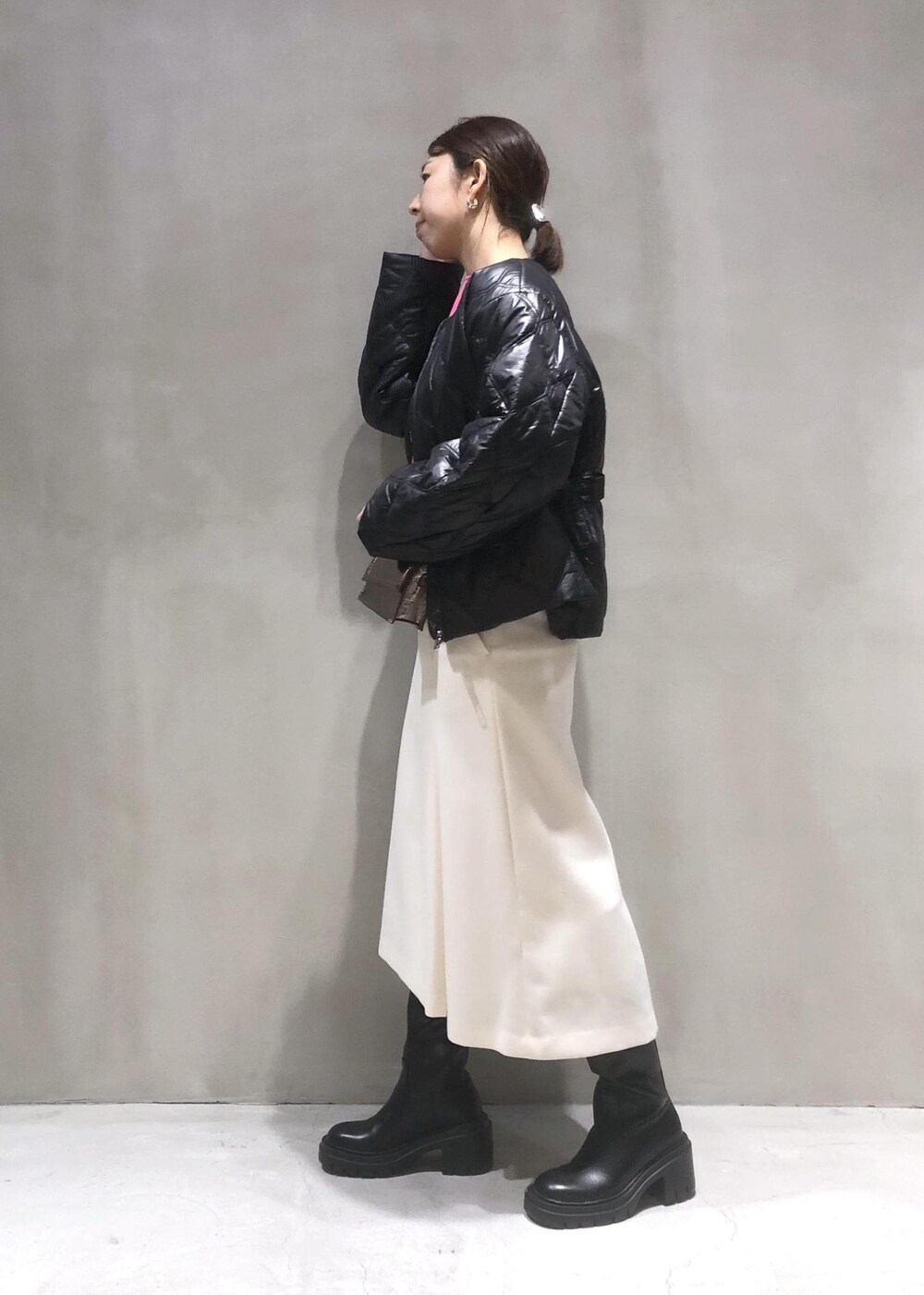 「ロングブーツ、スカート、GANNI、ガニー、SAINT JAMES、セントジェームス、ブラック、長袖、ノーカラー、ADAM ET ROPÉ、FEMME、骨格ウェーブ、イエベ、きれいめカジュアル、大人カジュアル」｜「ADAM ET ROPE'のチェーンアクセサリーミニバッグ（ショルダーバッグ、その他）」を使った、SHOKOさん（レディース・159cm）の秋コーディネートの2枚目の写真