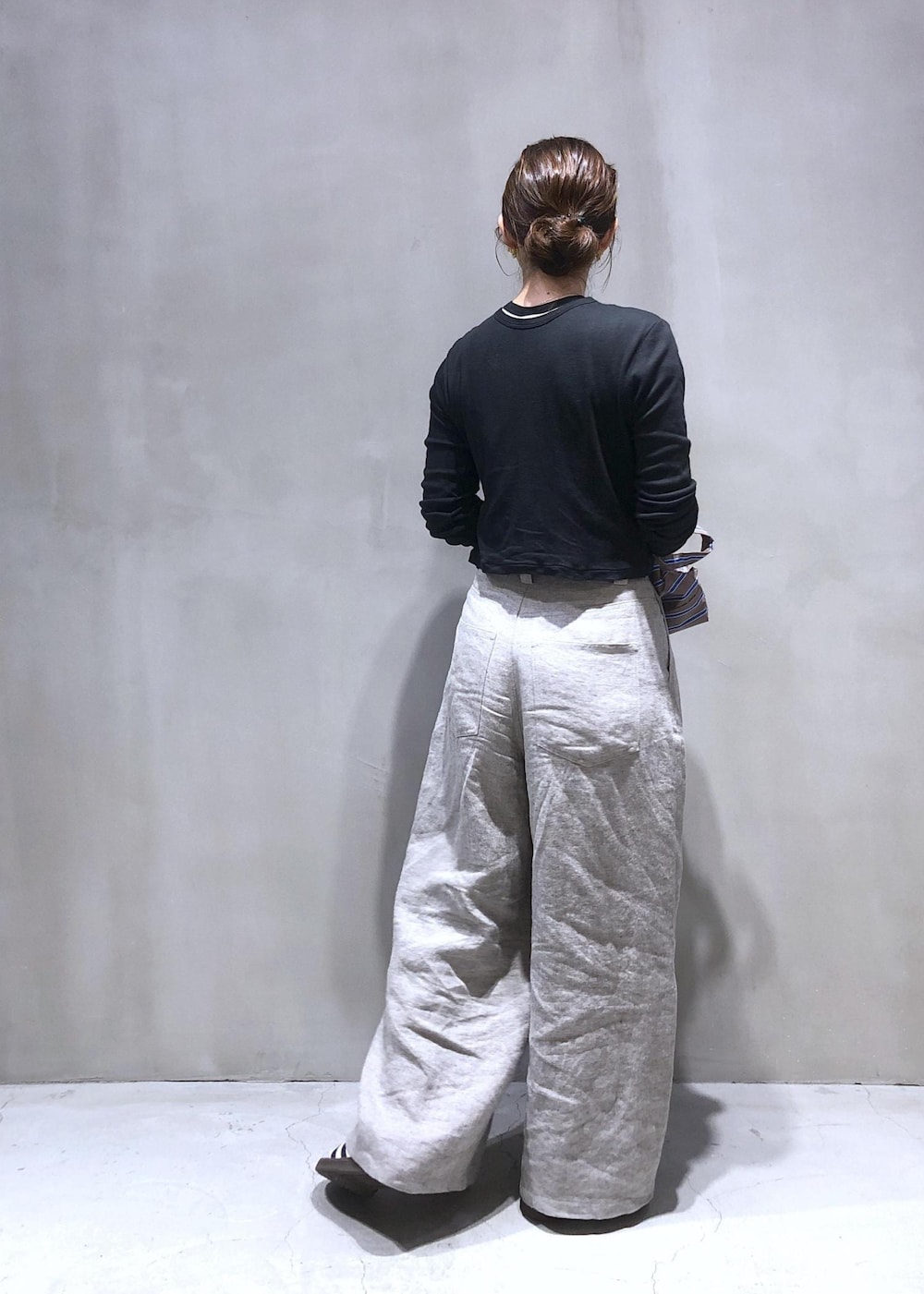 「ADAM ET ROPÉ、ウェーブ、イエベ春、敏感、トップス、カーディガン、パンツ、バッグ、ショルダーバッグ、EUK35040、GAS05160、GAX05260、1枚でも着れる、2WAYで使える、2色展開」｜「MILLERの【Miller for ADAM ET ROPE' 】別注 シアーカーディガン＆Tシャツ（カーディガン/ボレロ、ブラック系）」を使った、SHOKOさん（レディース・159cm）の春コーディネートの5枚目の写真