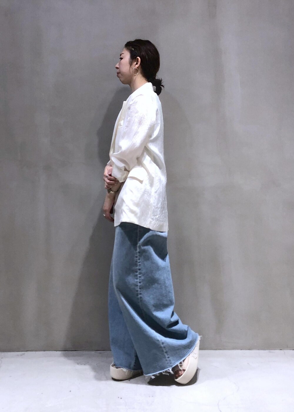 「baserange、ベースレンジ、デニム、PALOMA BARCELO、パロマ　バルセロ、ADAM ET ROPÉ、FEMME、骨格ウェーブ、イエベ、大人カジュアル、春、春コーデ、春ファッション、ペールカラー、洗える」｜「ADAM ET ROPE'の【サステナブル】ビンテージブライトテーラードジャケット（テーラードジャケット、ホワイト系）」を使った、SHOKOさん（レディース・159cm）の春コーディネートの2枚目の写真