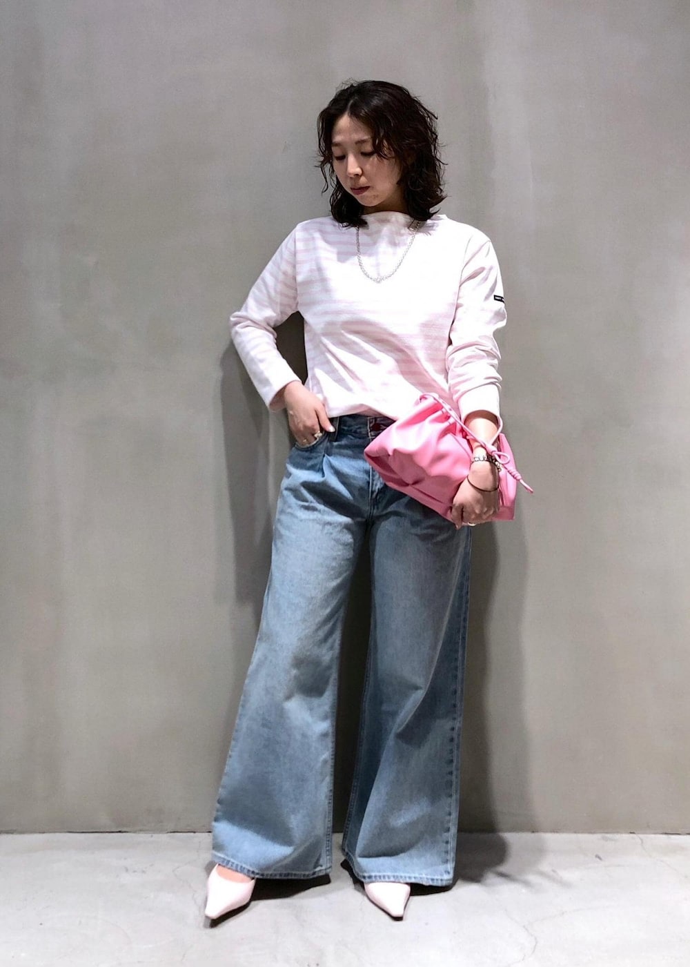 「SAINT JAMES、セントジェームス、BIOTOP、ビオトープ、別注、ピンク、ボーダー、LEVI'S、リーバイス、ADAM ET ROPÉ、FEMME、骨格ウェーブ、イエベ、カジュアル、大人カジュアル」｜「ADAM ET ROPE'のメリージェーンフラットミュール（その他シューズ、ピンク系）」を使った、SHOKOさん（レディース・159cm）の春コーディネートの2枚目の写真