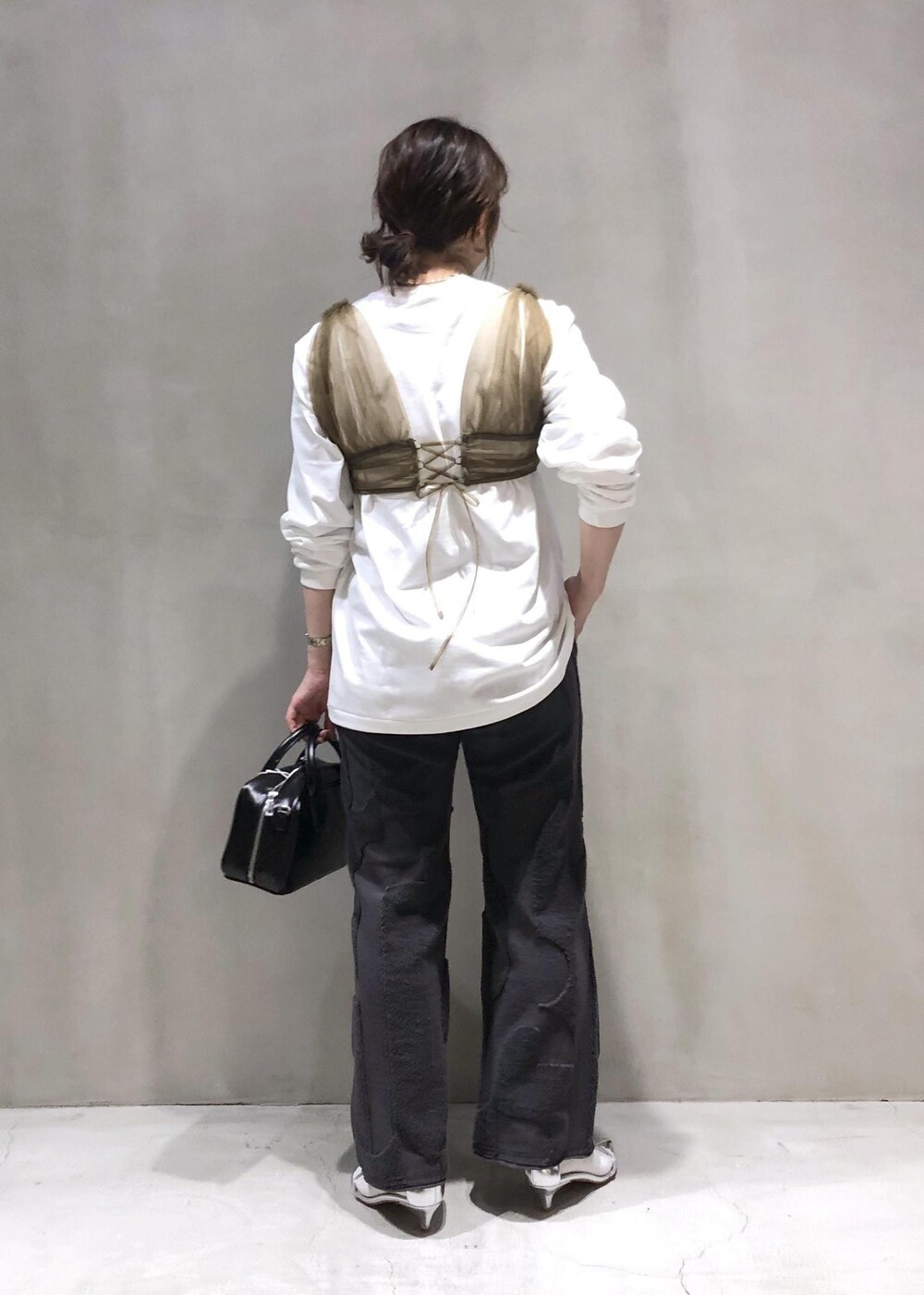 「チュール、ビスチェ、ロンT、JANE SMITH、ジェーンスミス、ADAM ET ROPÉ、FEMME、骨格ウェーブ、イエベ、カジュアル、大人カジュアル、モード、春、春コーデ、春ファッション」|「ADAM ET ROPE'の【サステナブル】ナロークロスストラップサンダル(サンダル、シルバー系)」を使った、SHOKOさん(レディース・159cm)の春コーディネートの3枚目の写真