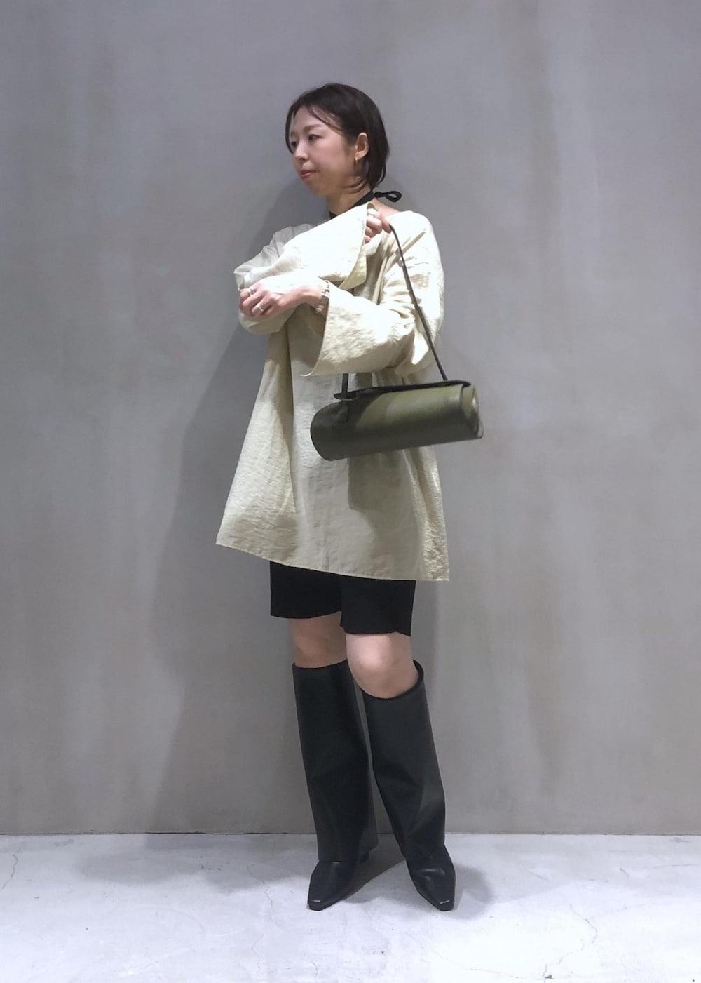 「カーキ、ロングブーツ、ADAM ET ROPÉ、ウェーブ、イエベ春、敏感、低身長、トップス、シャツ/ブラウス、パンツ、バッグ、ショルダーバッグ、シューズ、ブーツ、GAA24060」|「ADAM ET ROPE'の2WAYリネンロンTEEブラウス(シャツ/ブラウス、ベージュ系)」を使った、SHOKOさん(レディース・159cm)の秋コーディネートの3枚目の写真