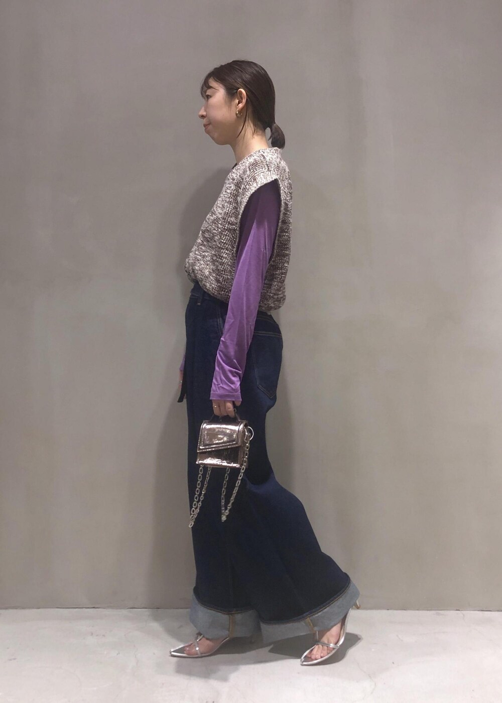 「メタリック、Baserange、ベースレンジ、NEEDBY、ニードバイ、ADAM ET ROPÉ、FEMME、骨格ウェーブ、イエベ、大人カジュアル、モード、秋、秋コーデ、23AW秋の新作、ニュアンスカラー」|「ADAM ET ROPE'の【サステナブル】ナロークロスストラップサンダル(サンダル、シルバー系)」を使った、SHOKOさん(レディース・159cm)の夏コーディネートの2枚目の写真