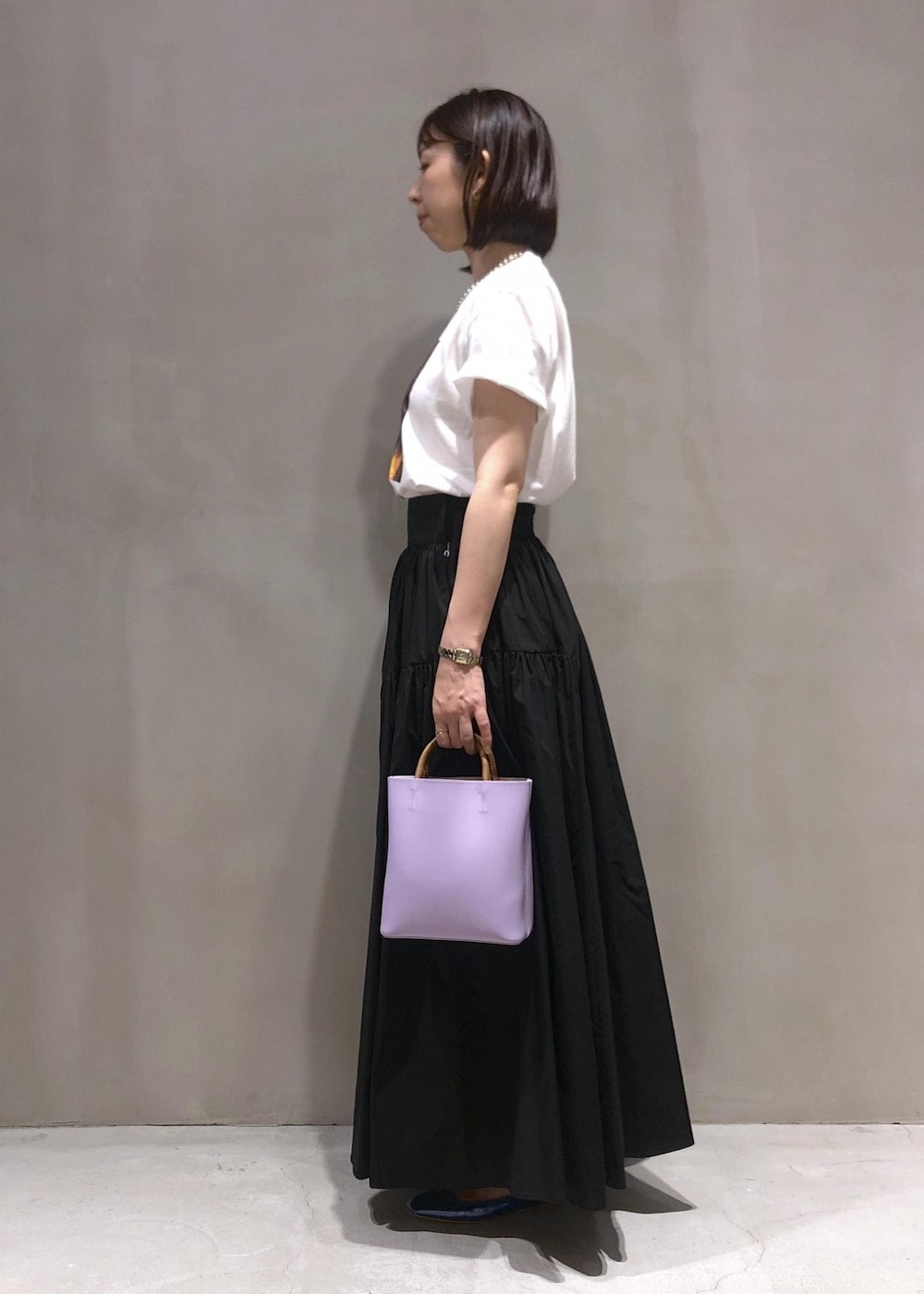 「アニエスベー、agnesb.、バレエシューズ、ADAM ET ROPÉ、FEMME、骨格ウェーブ、イエベ、大人カジュアル、モード、夏、夏ファッション、23SS夏の新作、Tシャツ、スカート」｜「agnes b.の【agnes b. pour ADAM ET ROPE'】PHOTO TEE（Tシャツ/カットソー、ホワイト系）」を使った、SHOKOさん（レディース・159cm）の夏コーディネートの2枚目の写真