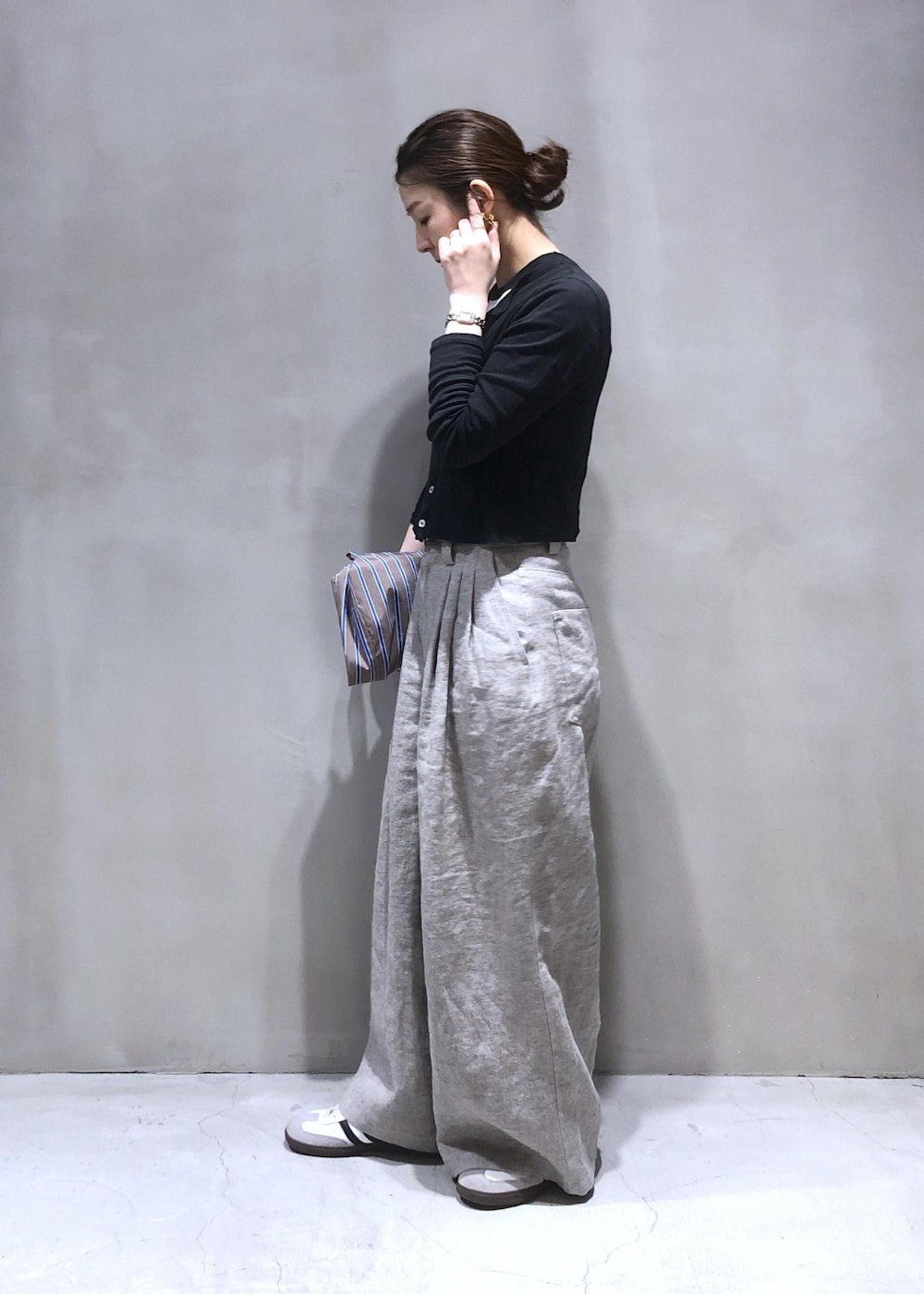 「ADAM ET ROPÉ、ウェーブ、イエベ春、敏感、トップス、カーディガン、パンツ、バッグ、ショルダーバッグ、EUK35040、GAS05160、GAX05260、1枚でも着れる、2WAYで使える、2色展開」｜「MILLERの【Miller for ADAM ET ROPE' 】別注 シアーカーディガン＆Tシャツ（カーディガン/ボレロ、ブラック系）」を使った、SHOKOさん（レディース・159cm）の春コーディネートの3枚目の写真