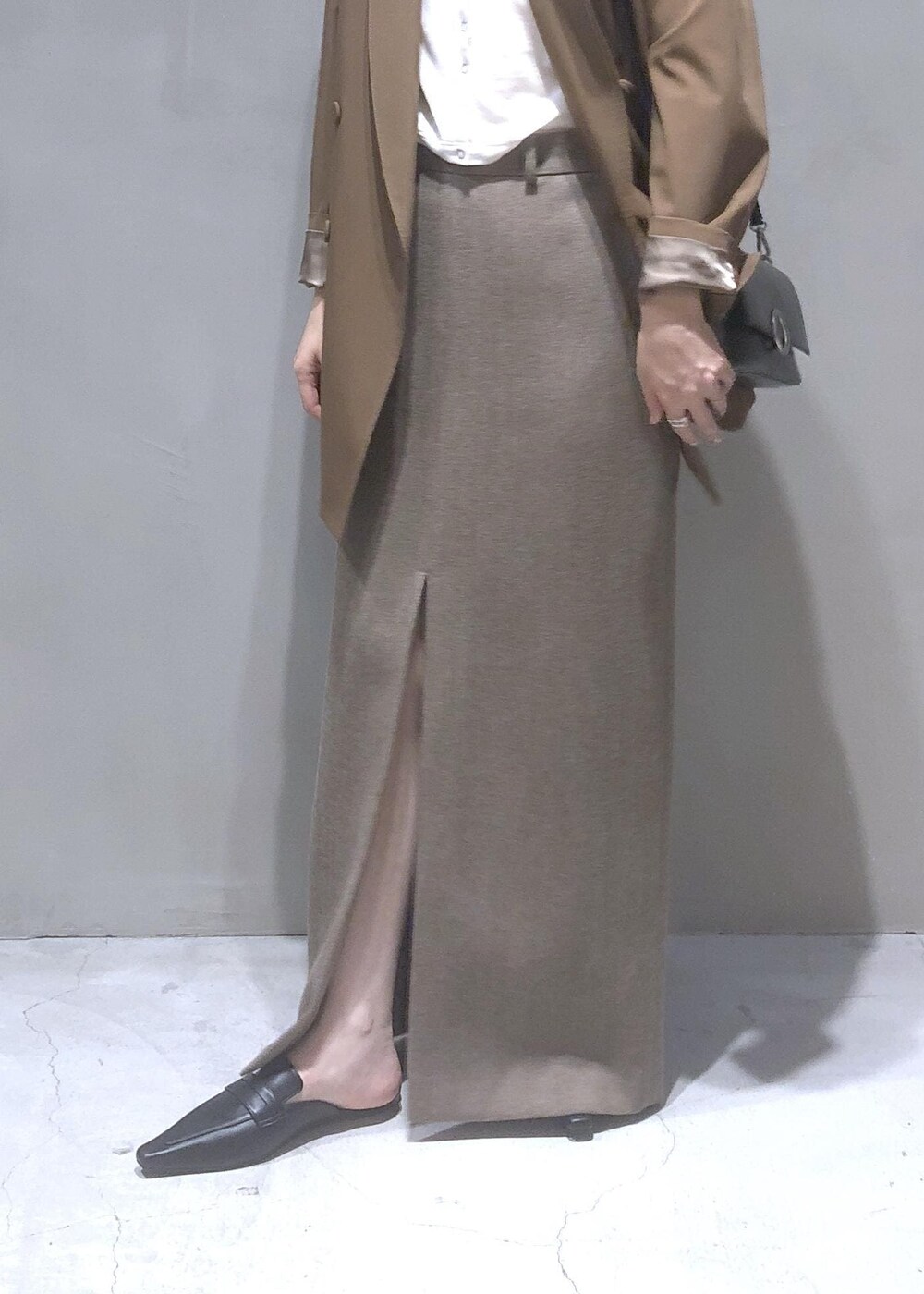 ブラック系のサンダル、ブラック系のショルダーバッグ、ブラウン系のテーラードジャケットを着用したレディースの秋コーディネートの5枚目の写真