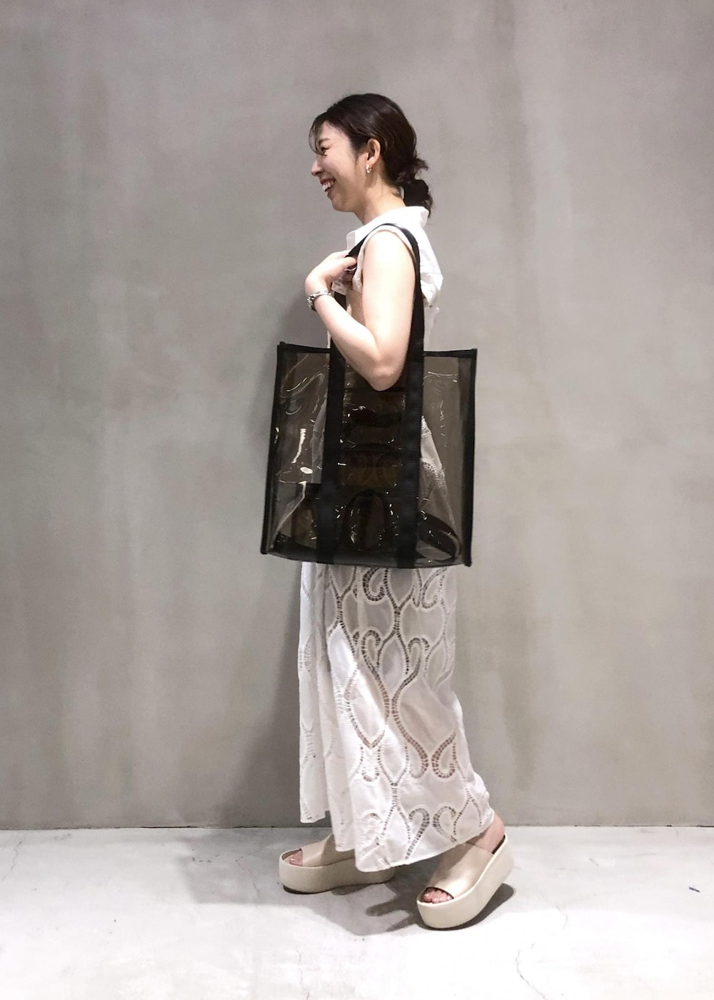 「PALOMA BARCELO、パロマバルセロ、BLOSSOM、ブロッサム、別注、24SS夏の新作、ADAM ET ROPÉ、FEMME、骨格ウェーブ、イエベ、きれいめカジュアル、大人カジュアル、フェミニン、夏、夏コーデ」｜「blossomの【BLOSSOM for ADAM ET ROPE'】別注スパンコールビスチェ（チューブトップ、ピンク系）」を使った、SHOKOさん（レディース・159cm）の夏コーディネートの2枚目の写真