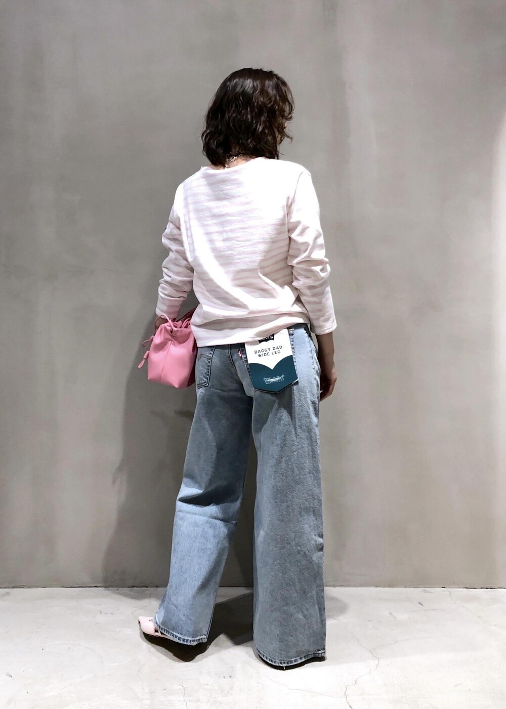「SAINT JAMES、セントジェームス、BIOTOP、ビオトープ、別注、ピンク、ボーダー、LEVI'S、リーバイス、ADAM ET ROPÉ、FEMME、骨格ウェーブ、イエベ、カジュアル、大人カジュアル」｜「ADAM ET ROPE'のメリージェーンフラットミュール（その他シューズ、ピンク系）」を使った、SHOKOさん（レディース・159cm）の春コーディネートの4枚目の写真