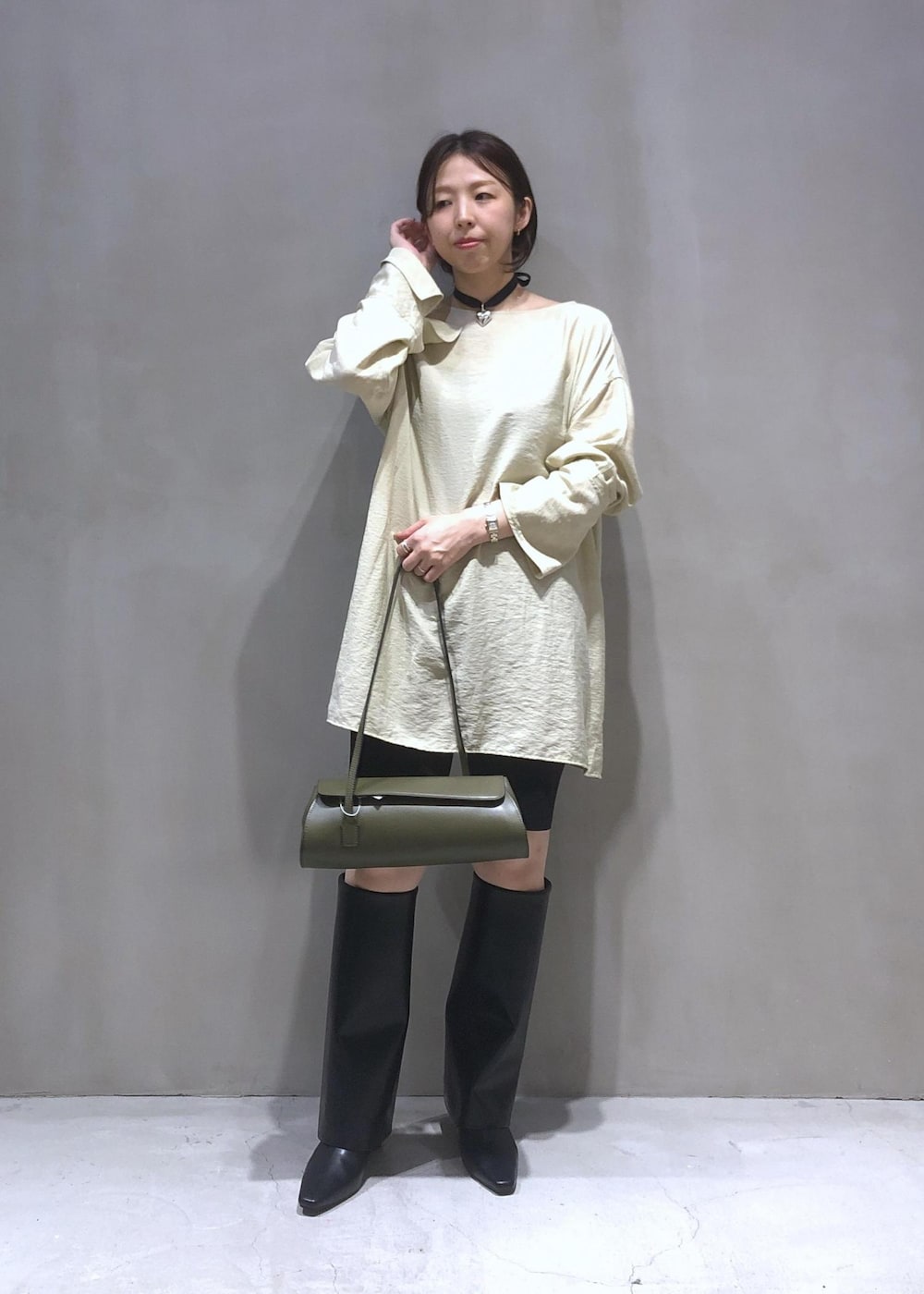 「カーキ、ロングブーツ、ADAM ET ROPÉ、ウェーブ、イエベ春、敏感、低身長、トップス、シャツ/ブラウス、パンツ、バッグ、ショルダーバッグ、シューズ、ブーツ、GAA24060」|「ADAM ET ROPE'の2WAYリネンロンTEEブラウス(シャツ/ブラウス、ベージュ系)」を使った、SHOKOさん(レディース・159cm)の秋コーディネートの2枚目の写真