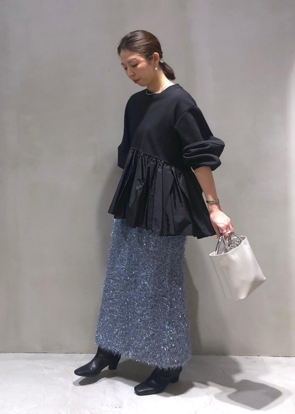 「スカート、ブーツ、ロングブーツ、ニットスカート、ラメ、ハンドバッグ、ADAM ET ROPÉ、FEMME、骨格ウェーブ、イエベ、大人カジュアル、フェミニン、パーティー、セットアップ対応、秋」｜「ADAM ET ROPE'のダブルポケット2wayバッグ（ショルダーバッグ、ホワイト系）」を使った、SHOKOさん（レディース・159cm）の秋コーディネートの2枚目の写真