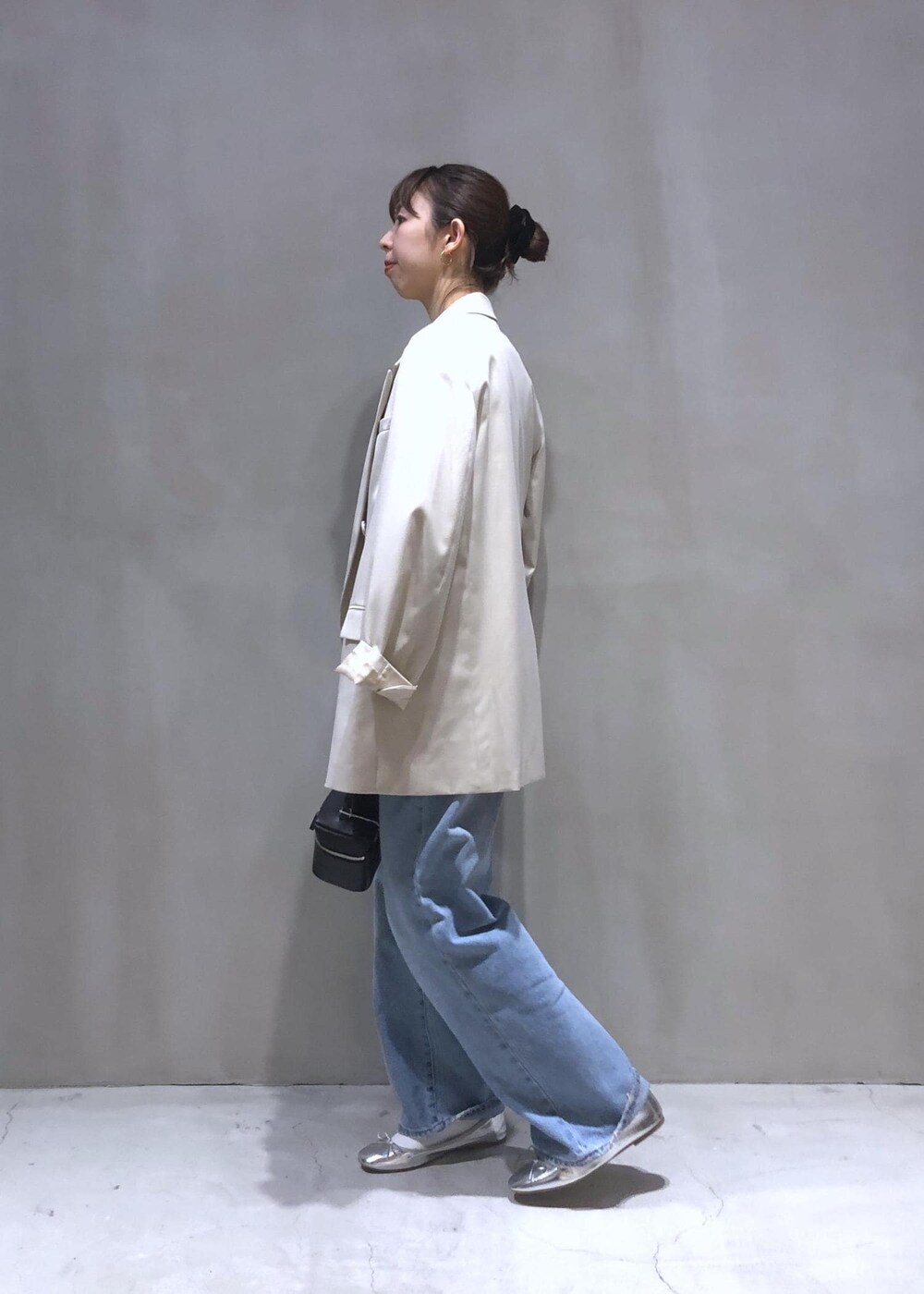 「ROLLA'S、ローラス、ADAM ET ROPÉ、ウェーブ、イエベ春、敏感、トップス、Tシャツ/カットソー、ベスト、ジャケット/アウター、テーラードジャケット、パンツ、デニムパンツ、バッグ、ショルダーバッグ」｜「ROLLA'Sの【ROLLA'S(ローラス)】ROLLA KATE BAGGY（デニムパンツ、ブルー系）」を使った、SHOKOさん（レディース・159cm）の春コーディネートの2枚目の写真