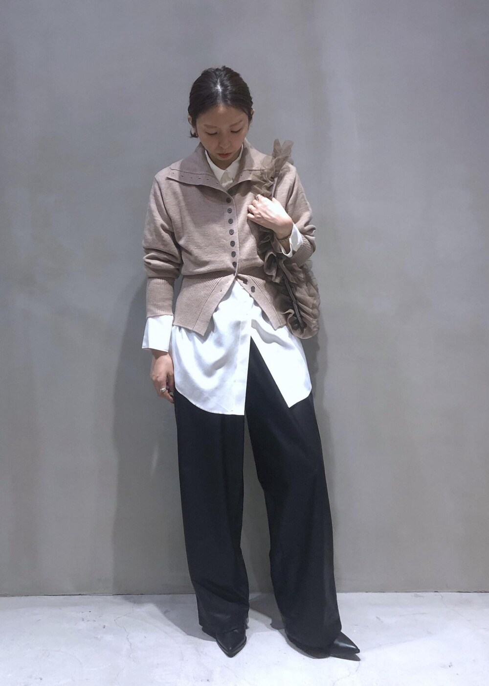 「ADAM ET ROPÉ、ウェーブ、イエベ春、敏感、トップス、シャツ/ブラウス、カーディガン、パンツ、スラックス、バッグ、ショルダーバッグ、GAH24060、GAK24050、GAS24050、GAX24300」｜「ADAM ET ROPE'の【洗える】ウールギャバ2タックワイドスラックス（スラックス、ブラック系）」を使った、SHOKOさん（レディース・159cm）の冬コーディネートの2枚目の写真
