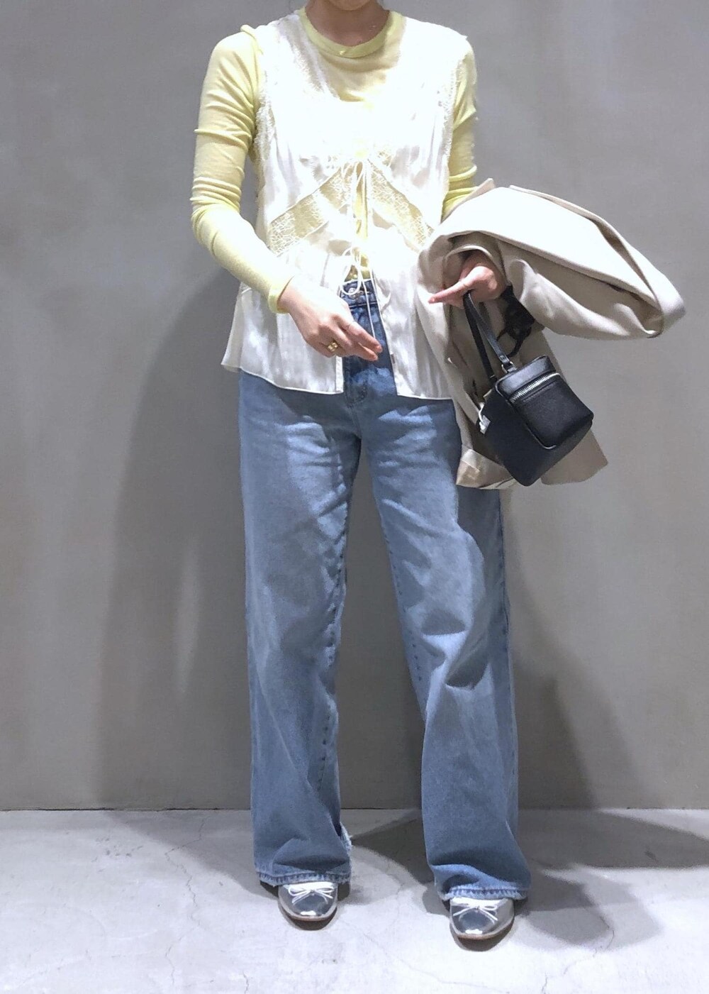 「ROLLA'S、ローラス、ADAM ET ROPÉ、ウェーブ、イエベ春、敏感、トップス、Tシャツ/カットソー、ベスト、ジャケット/アウター、テーラードジャケット、パンツ、デニムパンツ、バッグ、ショルダーバッグ」｜「ROLLA'Sの【ROLLA'S(ローラス)】ROLLA KATE BAGGY（デニムパンツ、ブルー系）」を使った、SHOKOさん（レディース・159cm）の春コーディネートの5枚目の写真