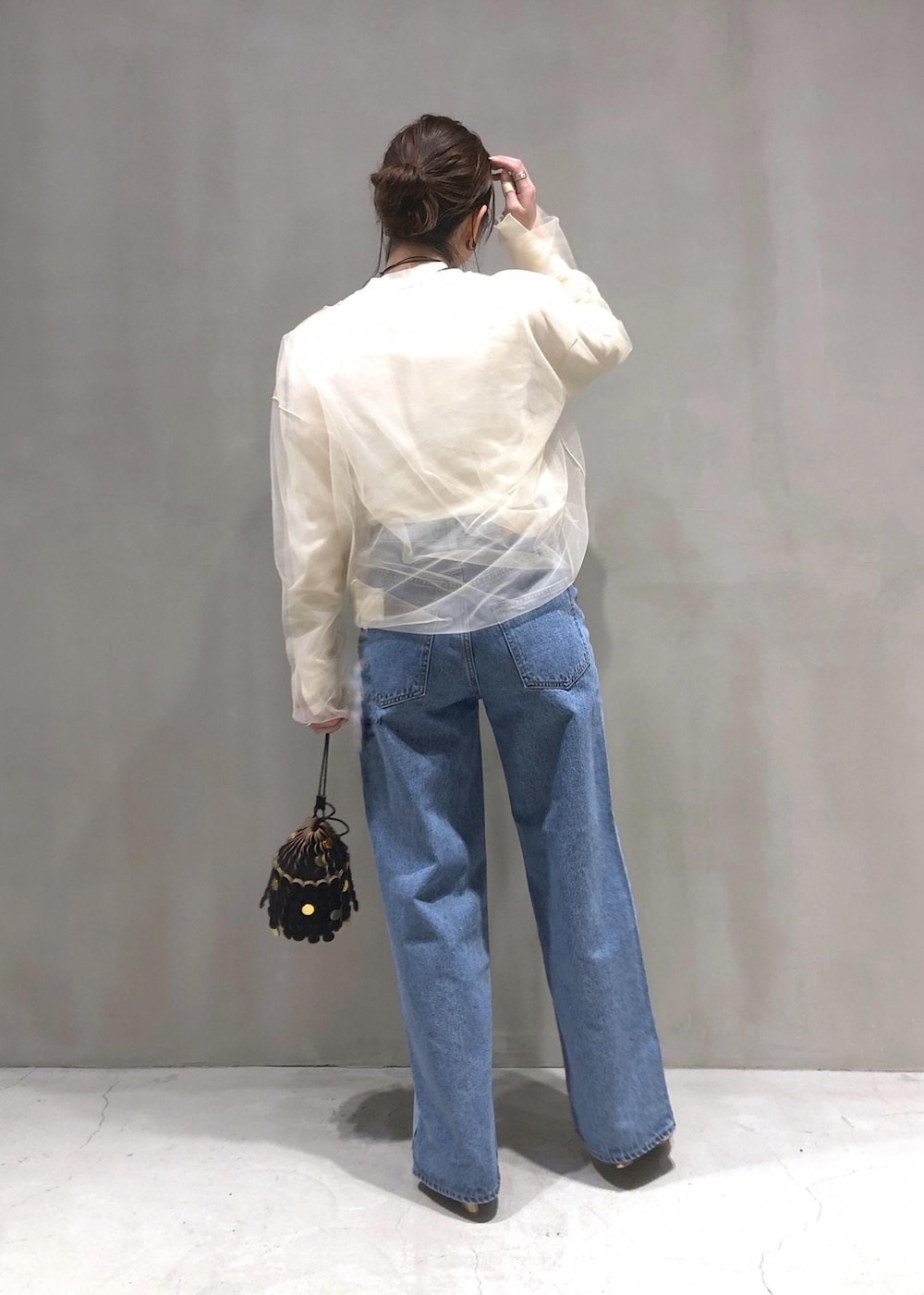 「24SS春の新作、チュール、デニム、NEEDBY、ニードバイ、ショルダーバッグ、ADAM ET ROPÉ、FEMME、骨格ウェーブ、イエベ、きれいめカジュアル、大人カジュアル、フェミニン、春、春コーデ」|「ADAM ET ROPE'の【逸品・サステナブル】チュールプルオーバー(Tシャツ/カットソー、ホワイト系)」を使った、SHOKOさん(レディース・159cm)の冬コーディネートの3枚目の写真
