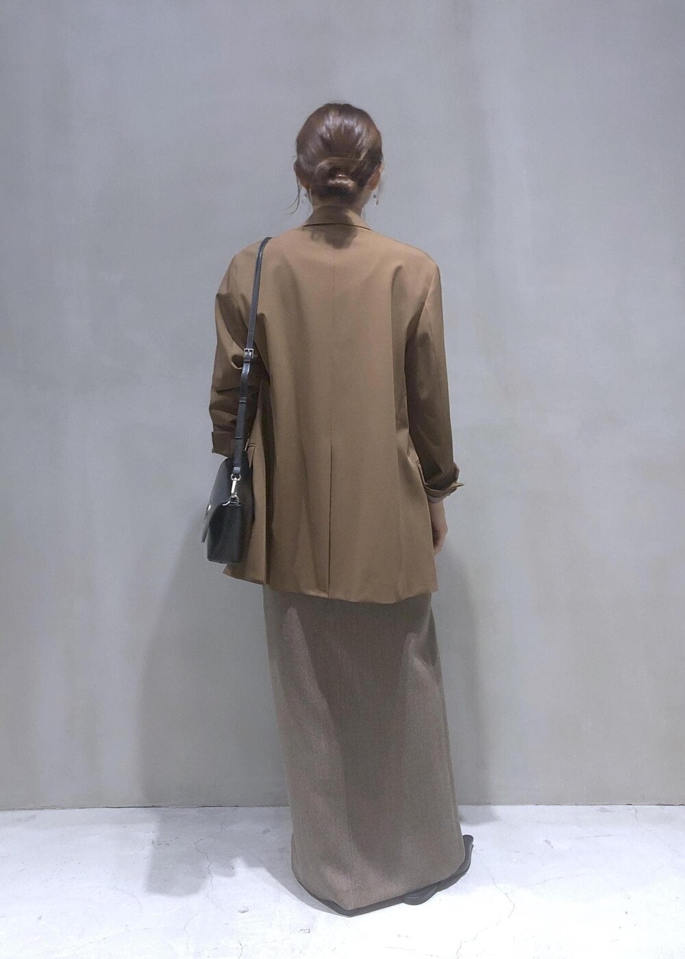 ブラック系のサンダル、ブラック系のショルダーバッグ、ブラウン系のテーラードジャケットを着用したレディースの秋コーディネートの4枚目の写真