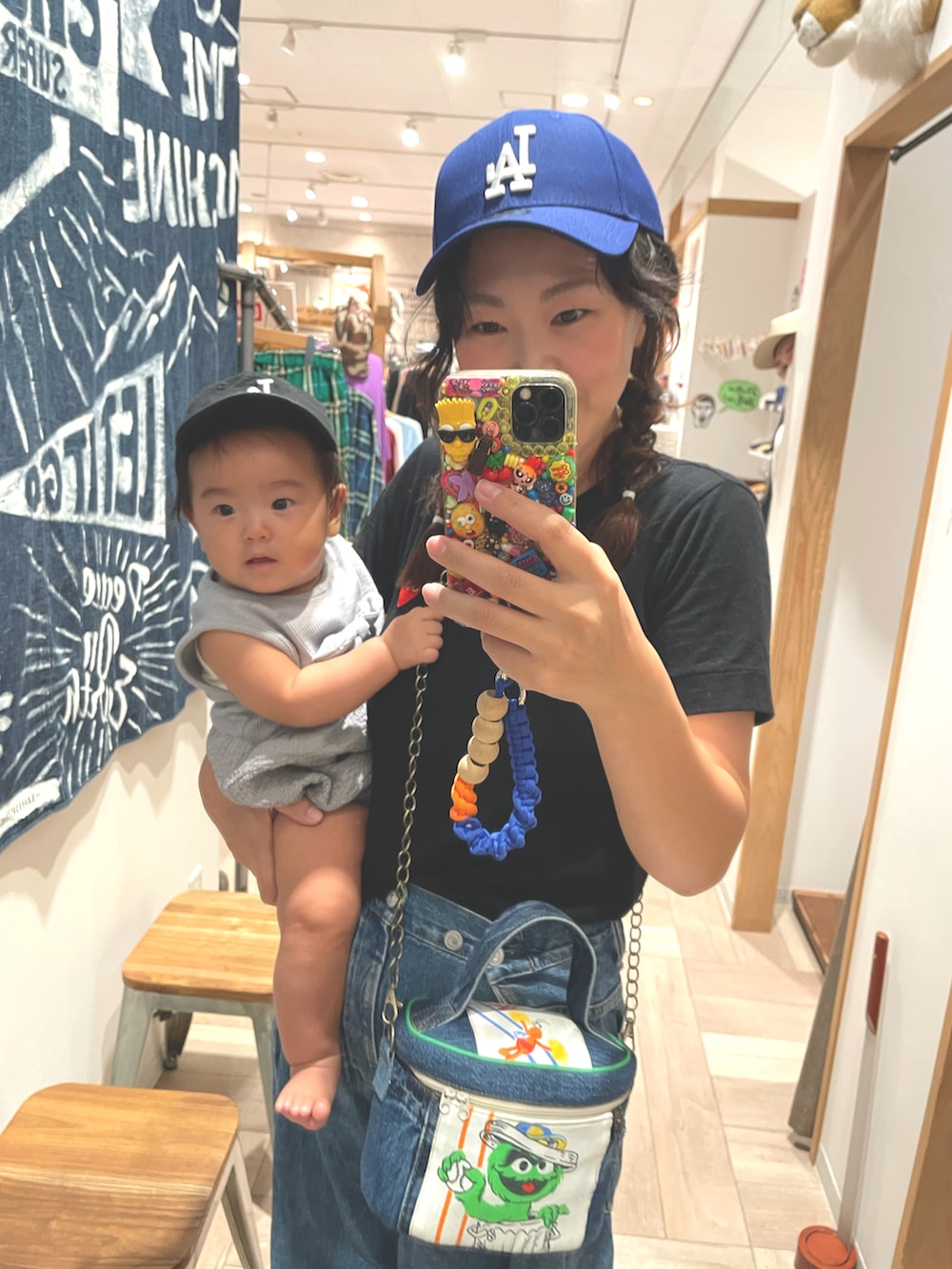 ブラック系のTシャツ/カットソー、ブルー系のデニムパンツ、ブラック系のサンダルを着用したレディースの夏コーディネートの2枚目の写真