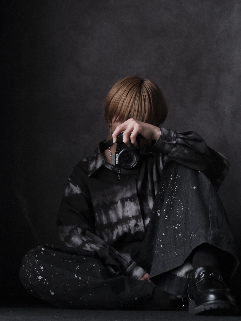 「メンズファッション、シンプルコーデ、シャツコーデ、デニムパンツ、低身長コーデ、学生コーデ、高校生、CASPER JOHN、柄シャツ、春コーデ、ベスト、かっこいい、おしゃれさんと繋がりたい、デートコーデ」｜「CASPER JOHNのVarious loose shirts/バリアスルーズシャツ（シャツ/ブラウス、ブラック系）」を使った、だおん。さん（メンズ・162cm）の春コーディネートの2枚目の写真