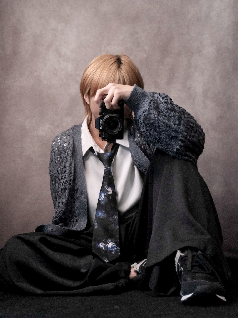 「シンプル、HARE、おしゃれさんと繋がりたい、おしゃれ、デート服、デート、学生、高校生、カーディガン、ネクタイコーデ、低身長コーデ、カーゴパンツ、きれいめカジュアル、モード」｜「HAREのDABOルーズカーゴパンツ(HARE)（カーゴパンツ、ブラック系）」を使った、だおん。さん（メンズ・162cm）の春コーディネートの2枚目の写真