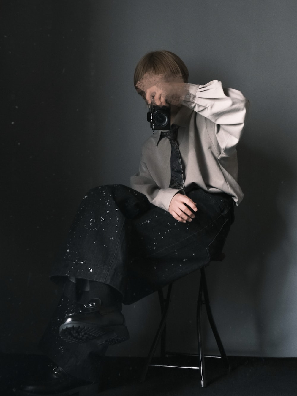 ブラウン系のシャツ/ブラウス、ブラック系のデニムパンツ、ブルー系のネクタイを着用したメンズの春コーディネートの2枚目の写真