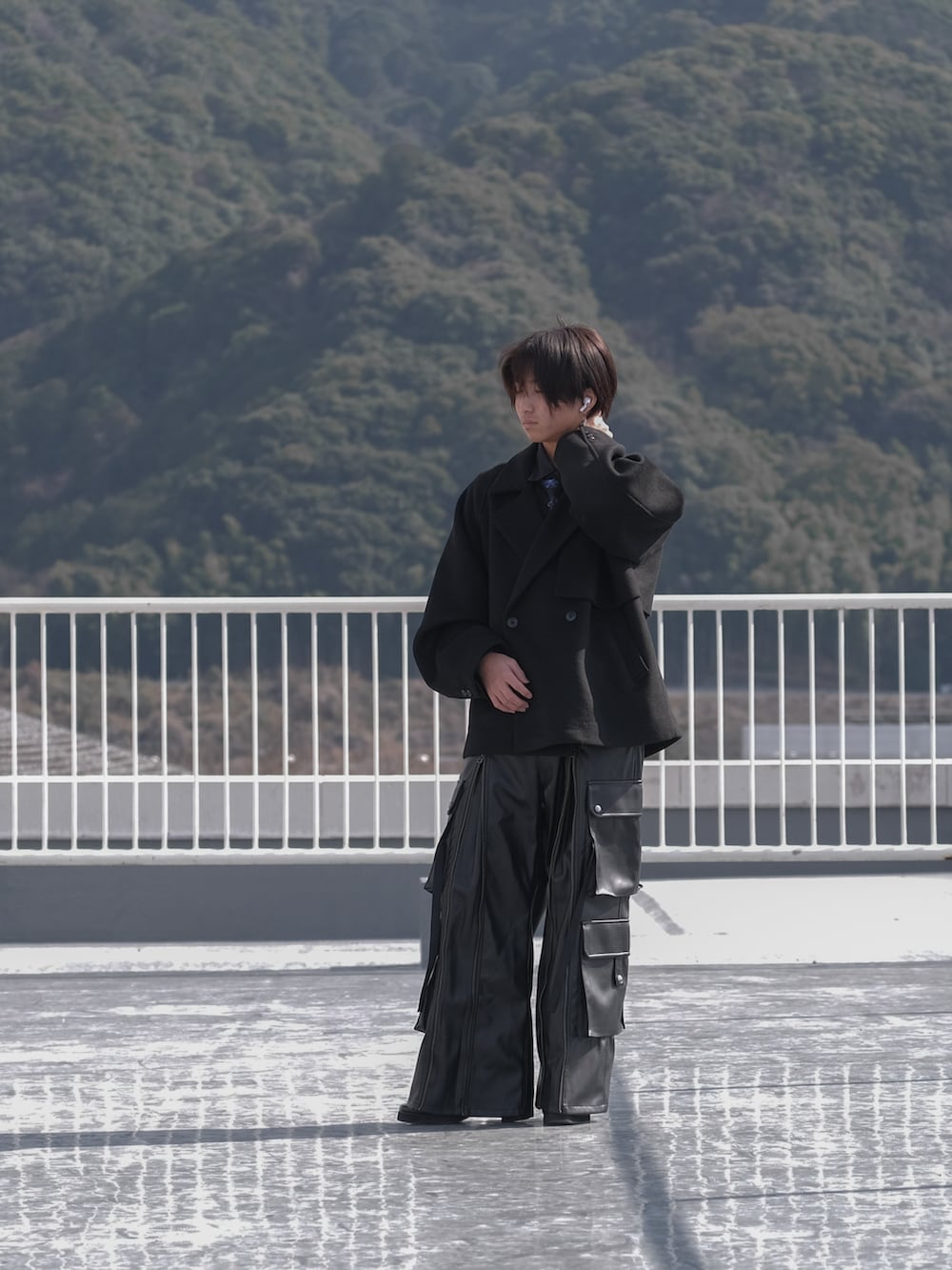 ブラック系のブルゾン、ブラック系のカーゴパンツを着用したメンズの冬コーディネートの3枚目の写真