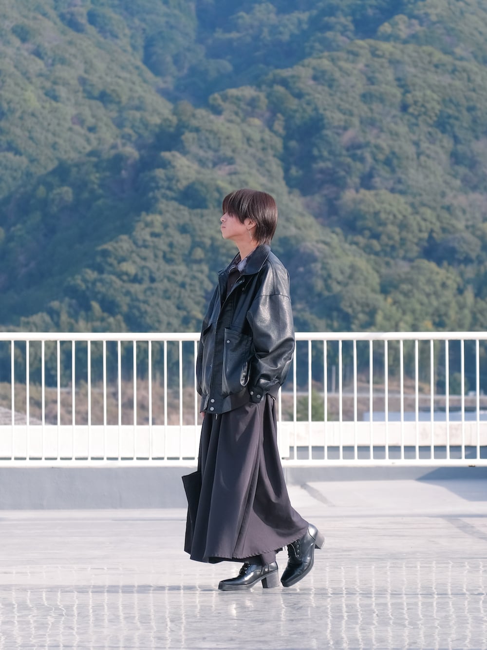 「低身長、キレイめ、モード、デート服、低身長コーデ、CASPER JOHN、CLEL、学生コーデ、中性、オールブラック、レザー、ブルゾン、袴パンツ、KUUUPY」｜「KUUUPYのDrape Gather Hakama Pants - ドレープギャザー袴パンツ（スラックス、ブラック系）」を使った、だおん。さん（メンズ・162cm）の冬コーディネートの2枚目の写真