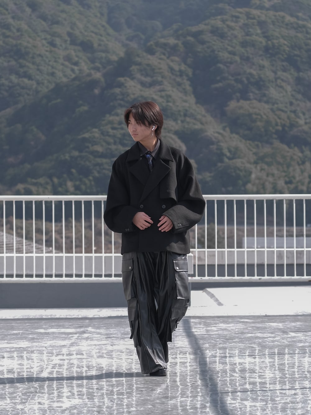 ブラック系のブルゾン、ブラック系のカーゴパンツを着用したメンズの冬コーディネートの2枚目の写真