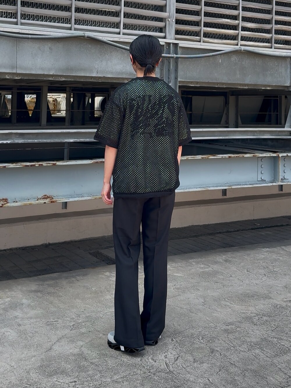 ブラック系のTシャツ/カットソー、ブラック系のパンツを着用したメンズの夏コーディネートの2枚目の写真