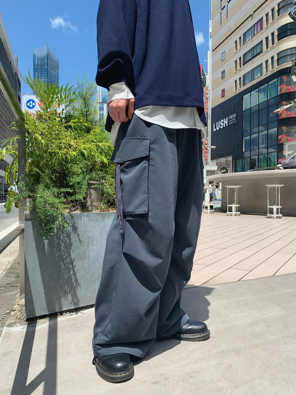 ブラック系のドレスシューズ、ブラック系のカーゴパンツ、ホワイト系のシャツ/ブラウスを着用したメンズの秋コーディネートの2枚目の写真