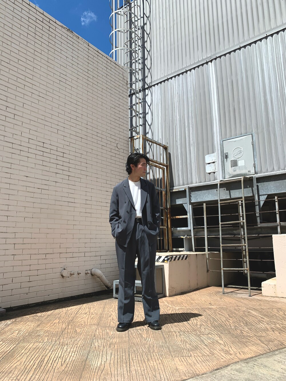 ホワイト系のTシャツ/カットソー、グリーン系のテーラードジャケット、グリーン系のその他パンツを着用したメンズの秋コーディネートの2枚目の写真