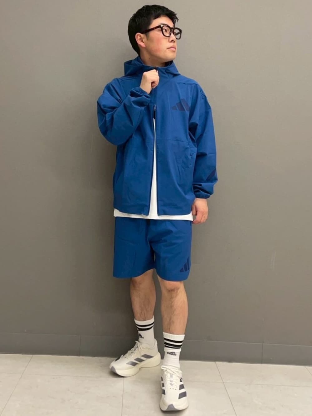 ブルー系のジャージ、ブルー系のその他パンツ、ホワイト系のTシャツ/カットソーを着用したメンズの春コーディネートの2枚目の写真